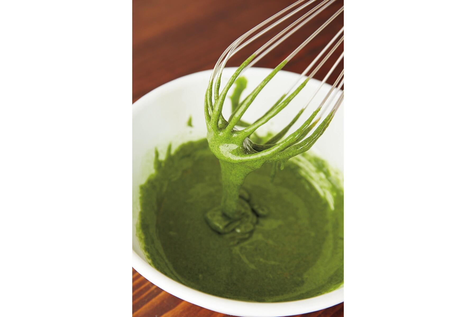 抹茶とグラニュー糖と卵黄を混ぜる