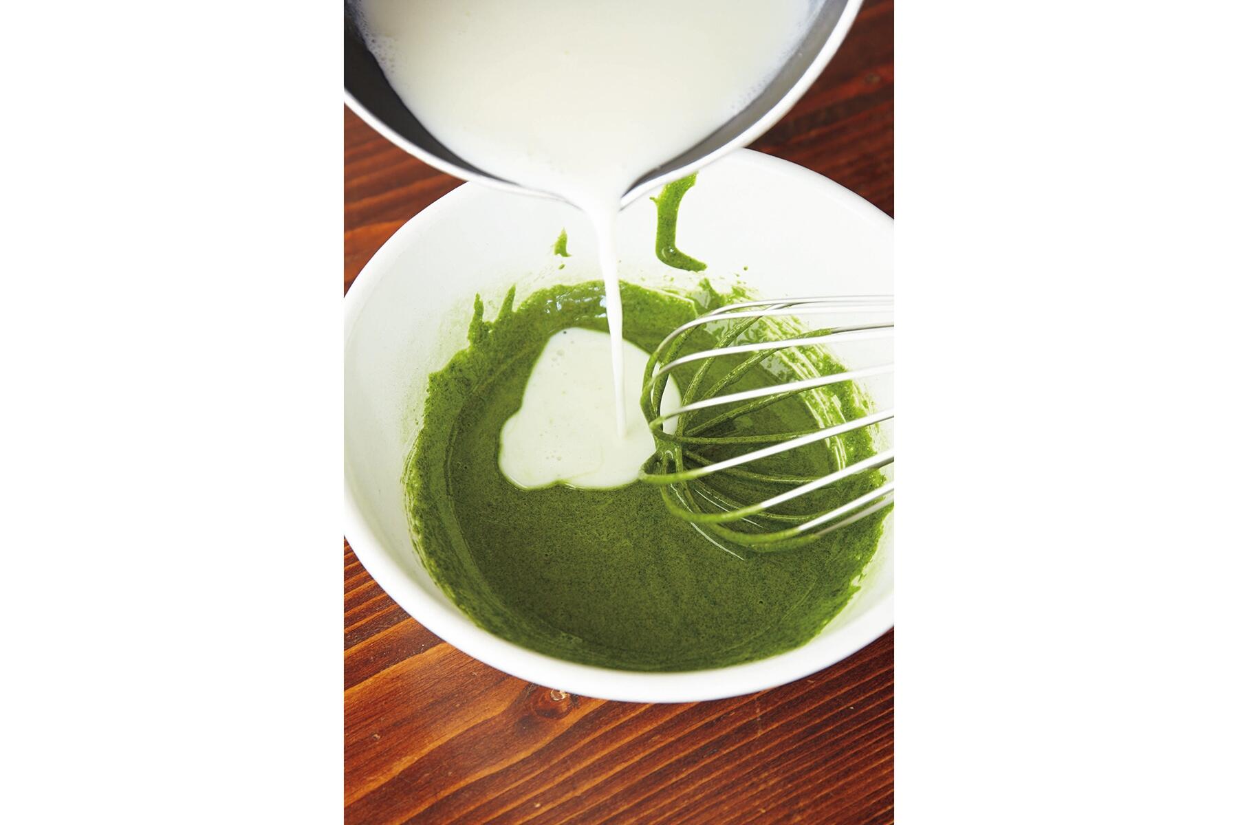 材料を混ぜ、漉す