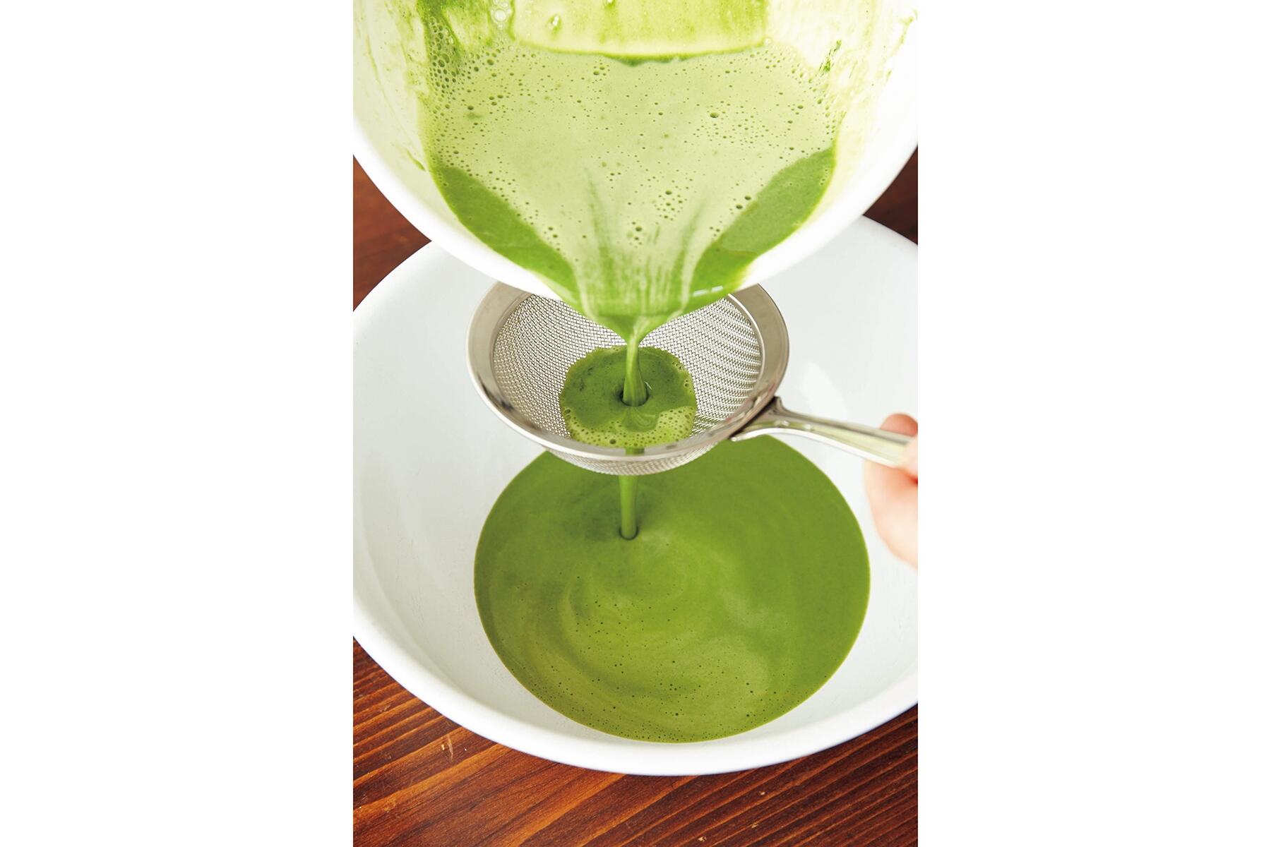 2のゼラチンが完全に溶けたら、1のボウルに加える。泡立て器でよく混ぜ合わせ、茶漉し などで漉す。材料を混ぜ、漉す材料を混ぜ、漉す