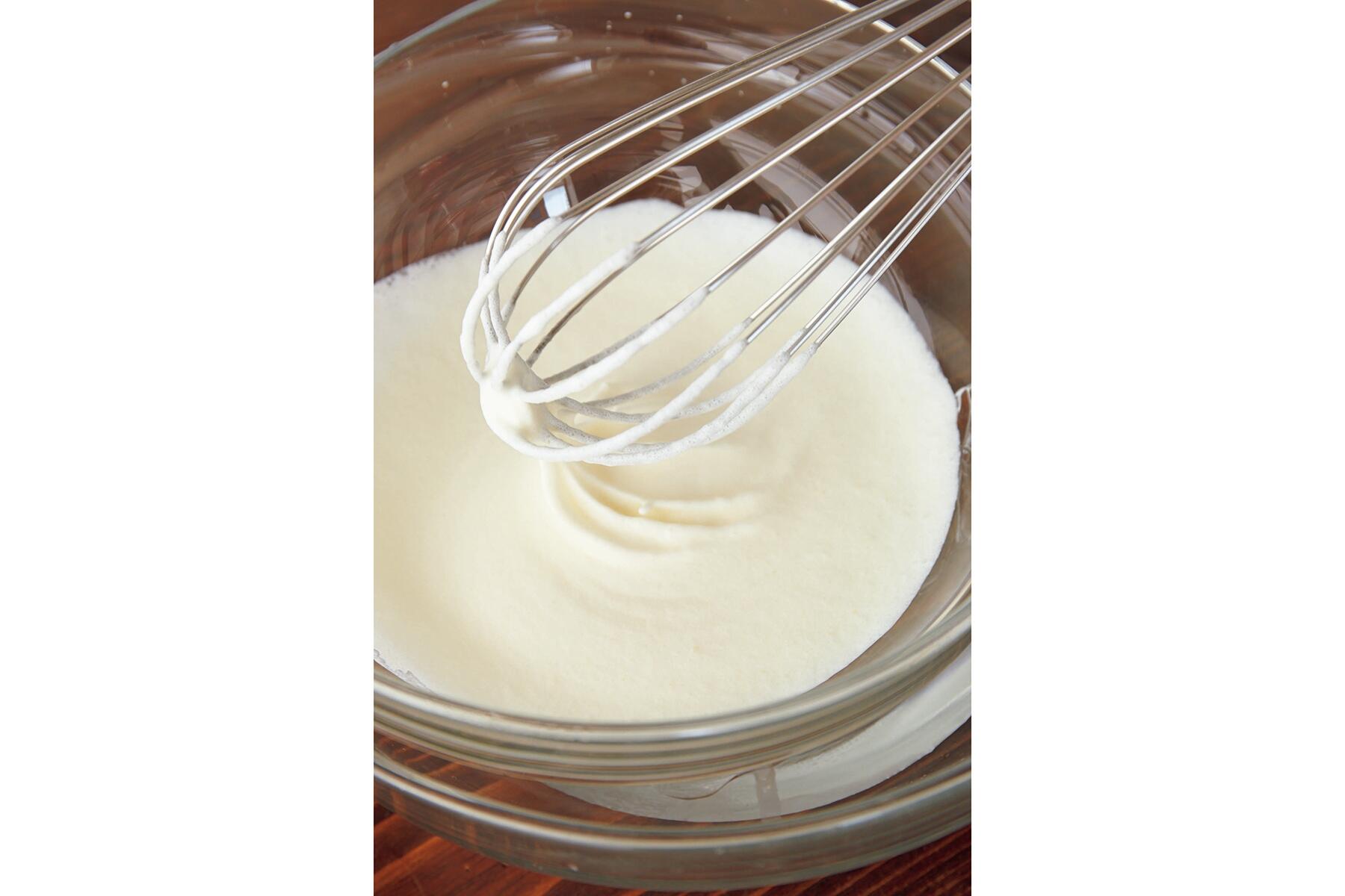 生クリームを泡立てる