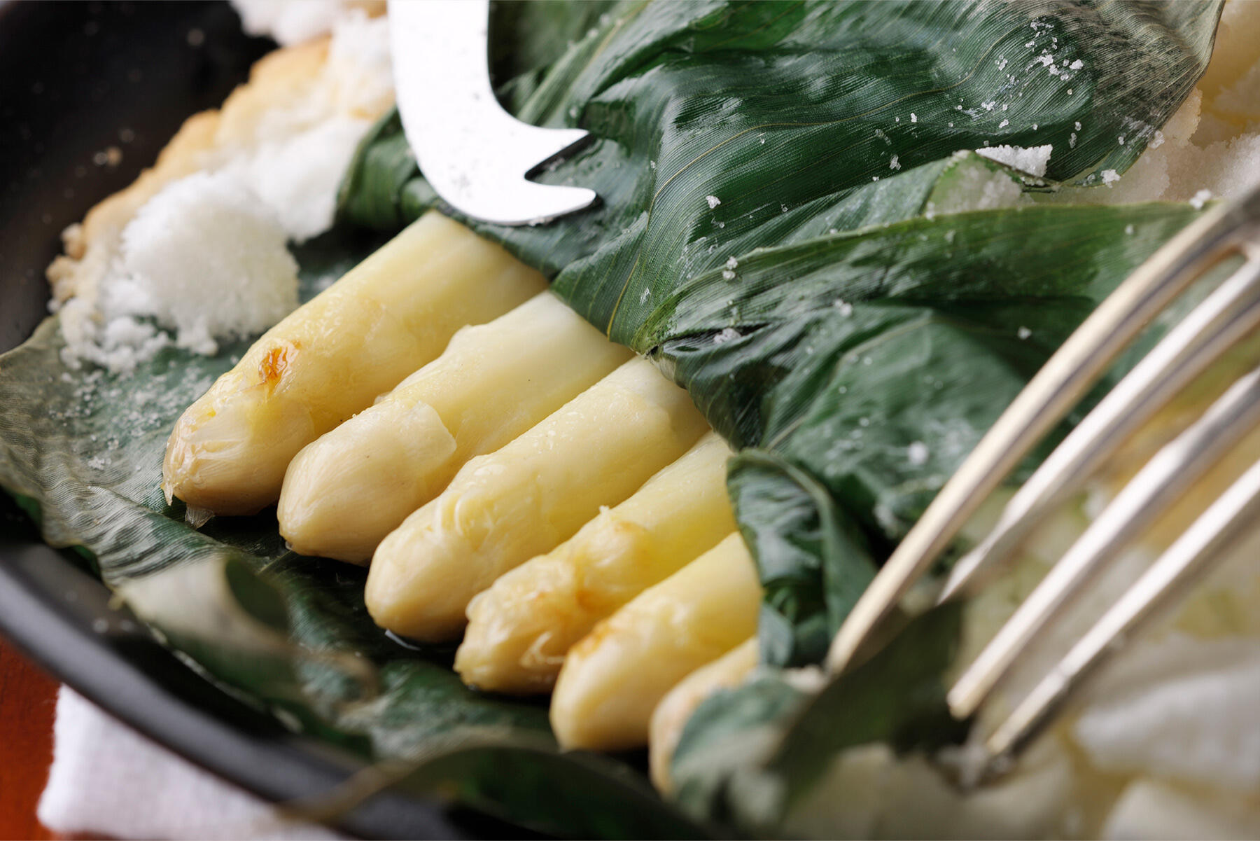 北海道・札幌「La Sante（ラ・サンテ）」のホワイトアスパラの塩釜焼き