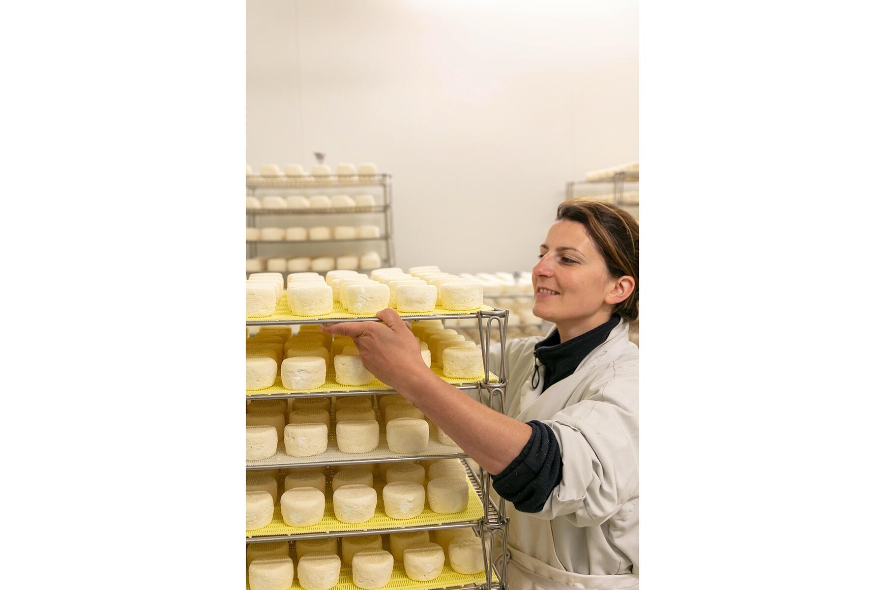 チーズの入った箱を運ぶ女性