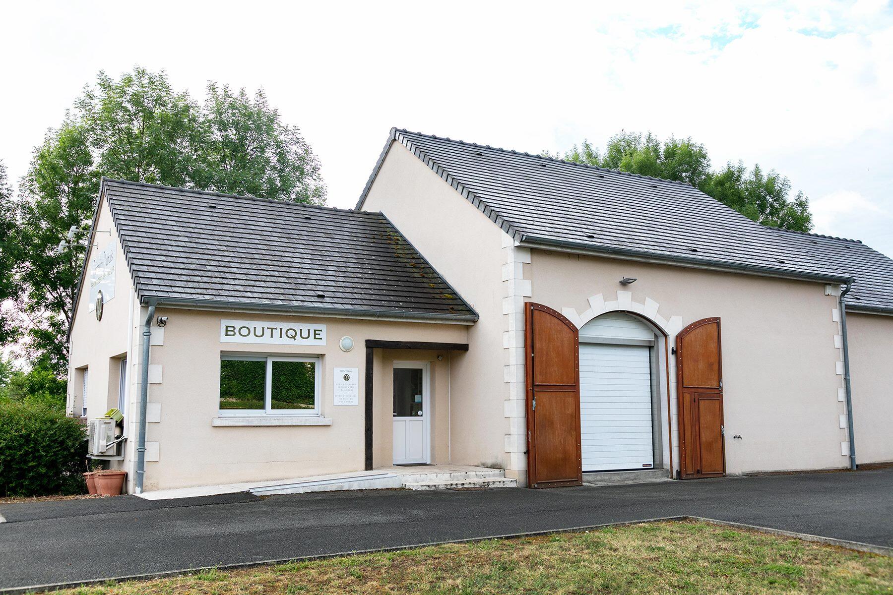 空を背景にした建物