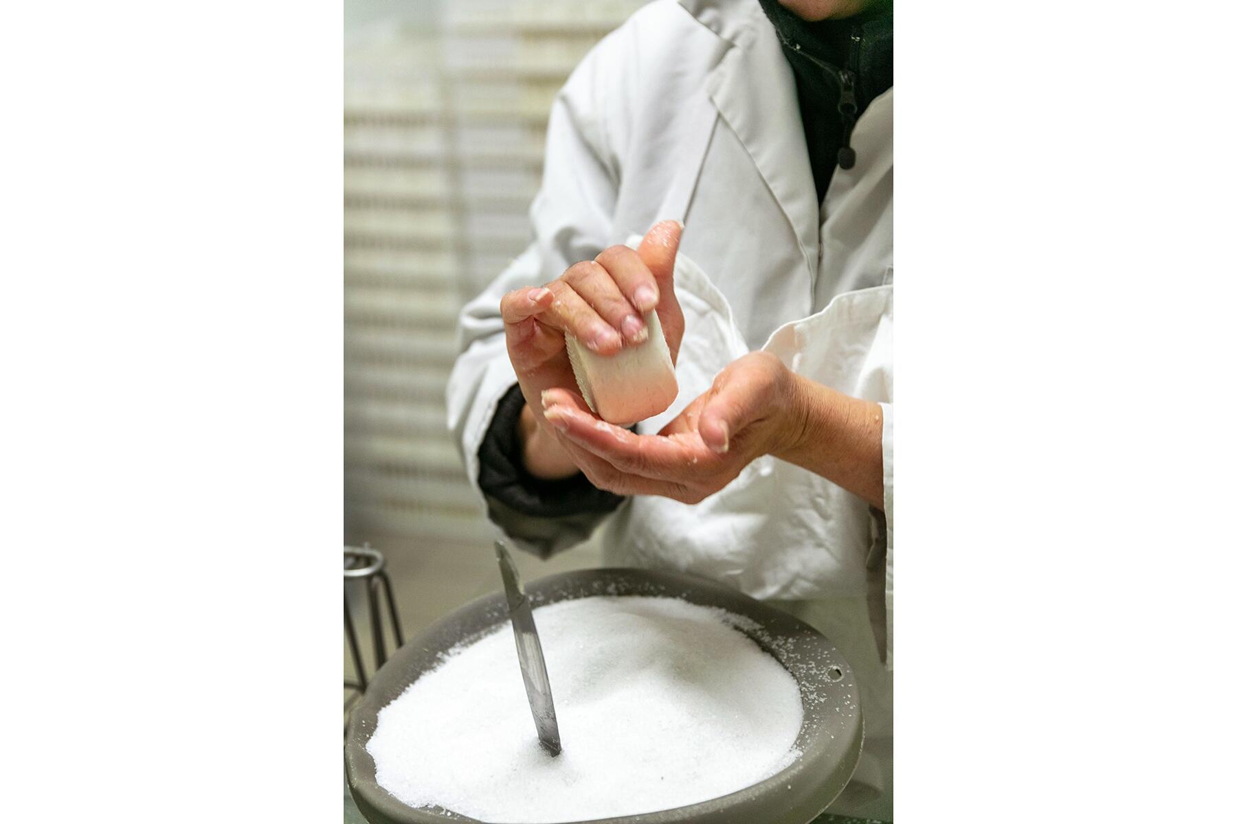 チーズを握る手