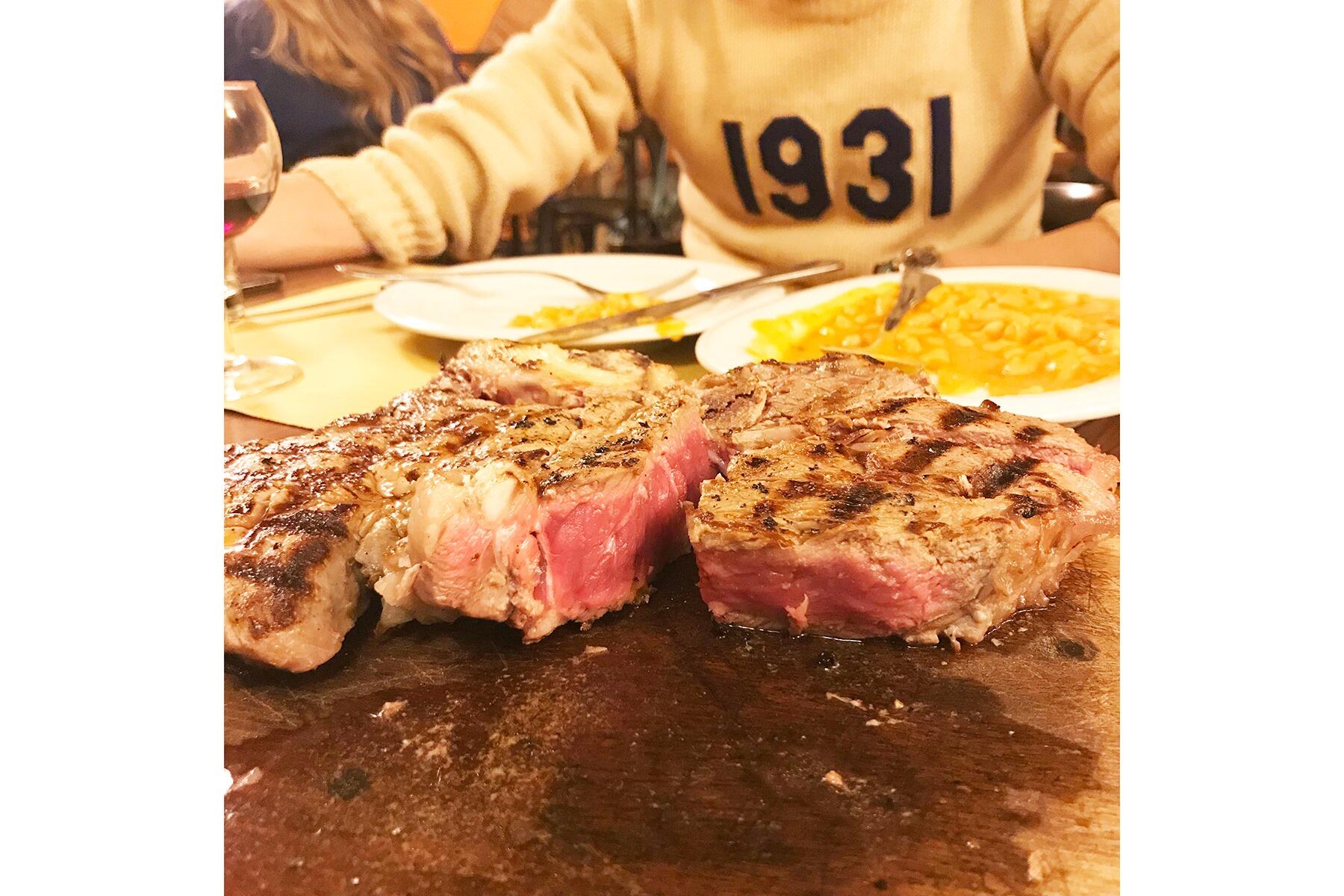 イタリア・フィレンツェのビステッカ＆トマトパスタ