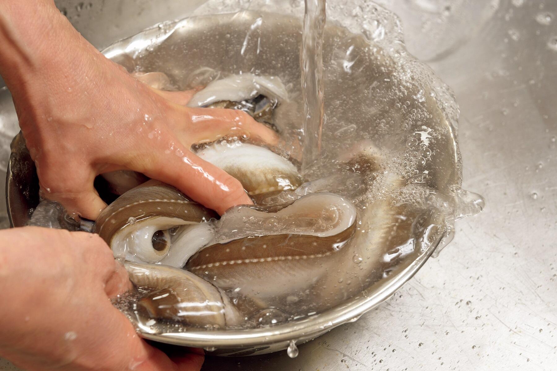 もみ洗いをする