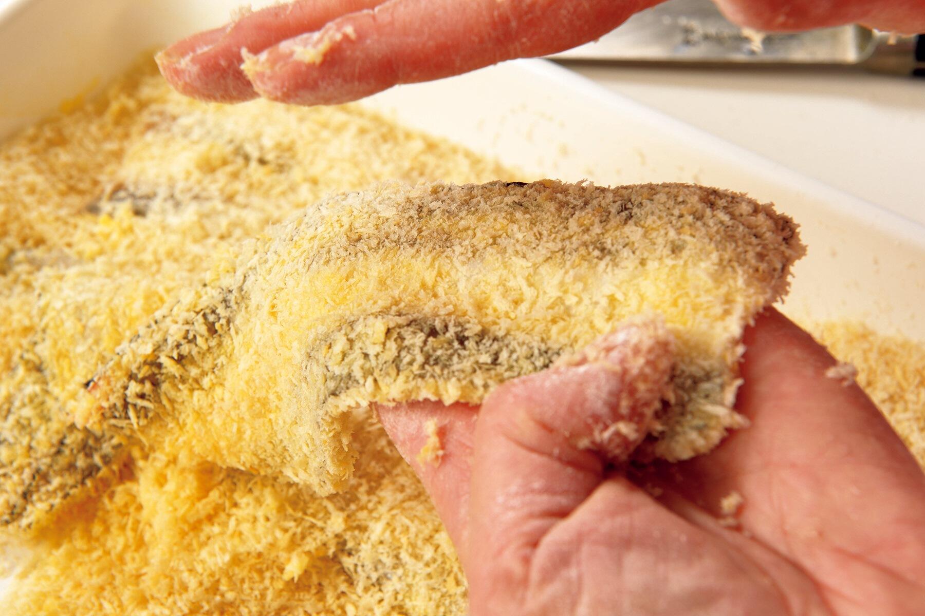 パン粉をまぶす