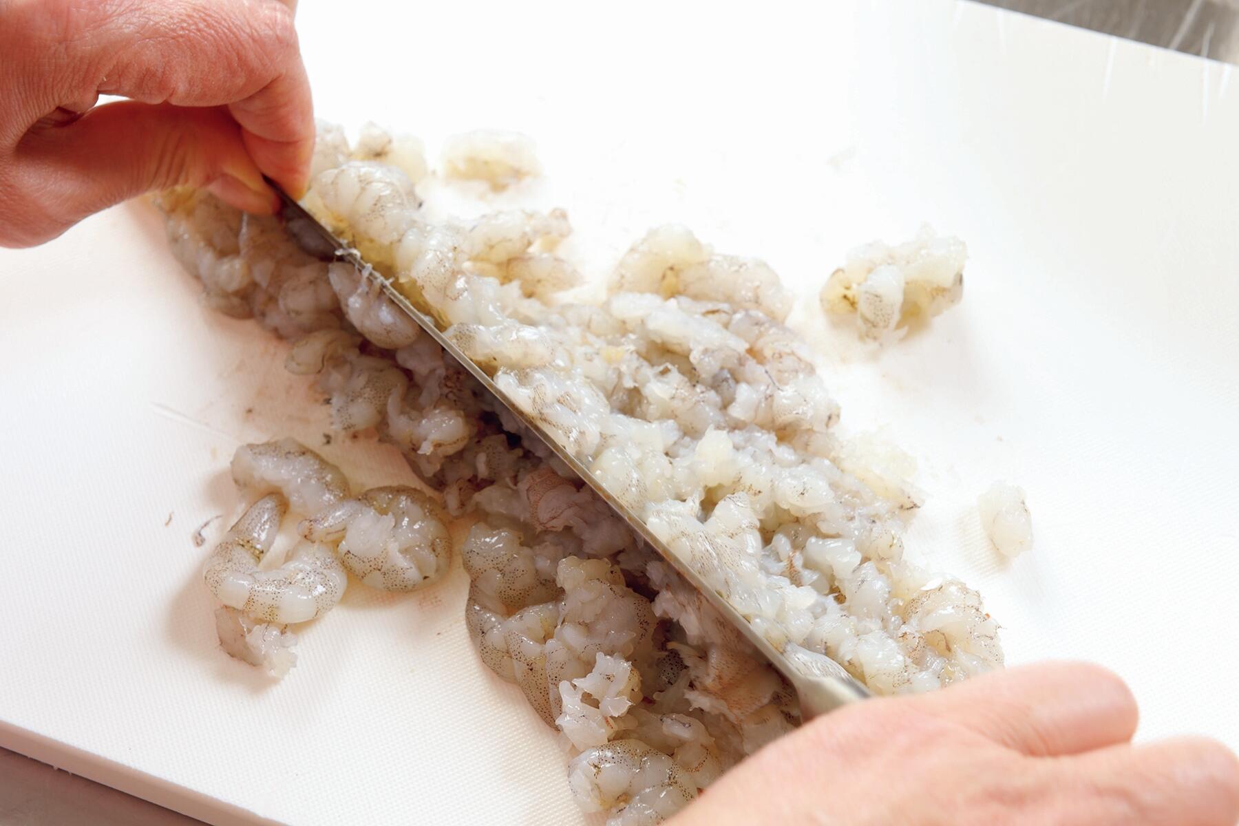海老をカットする