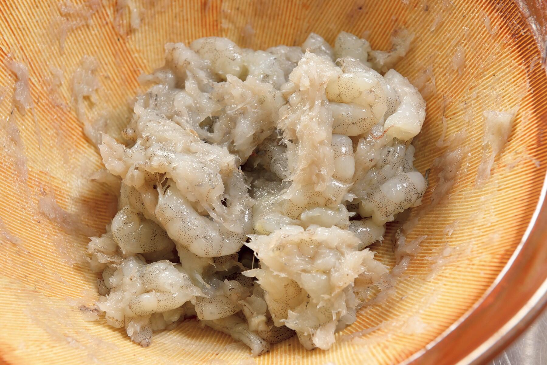 叩いた海老をすり潰す