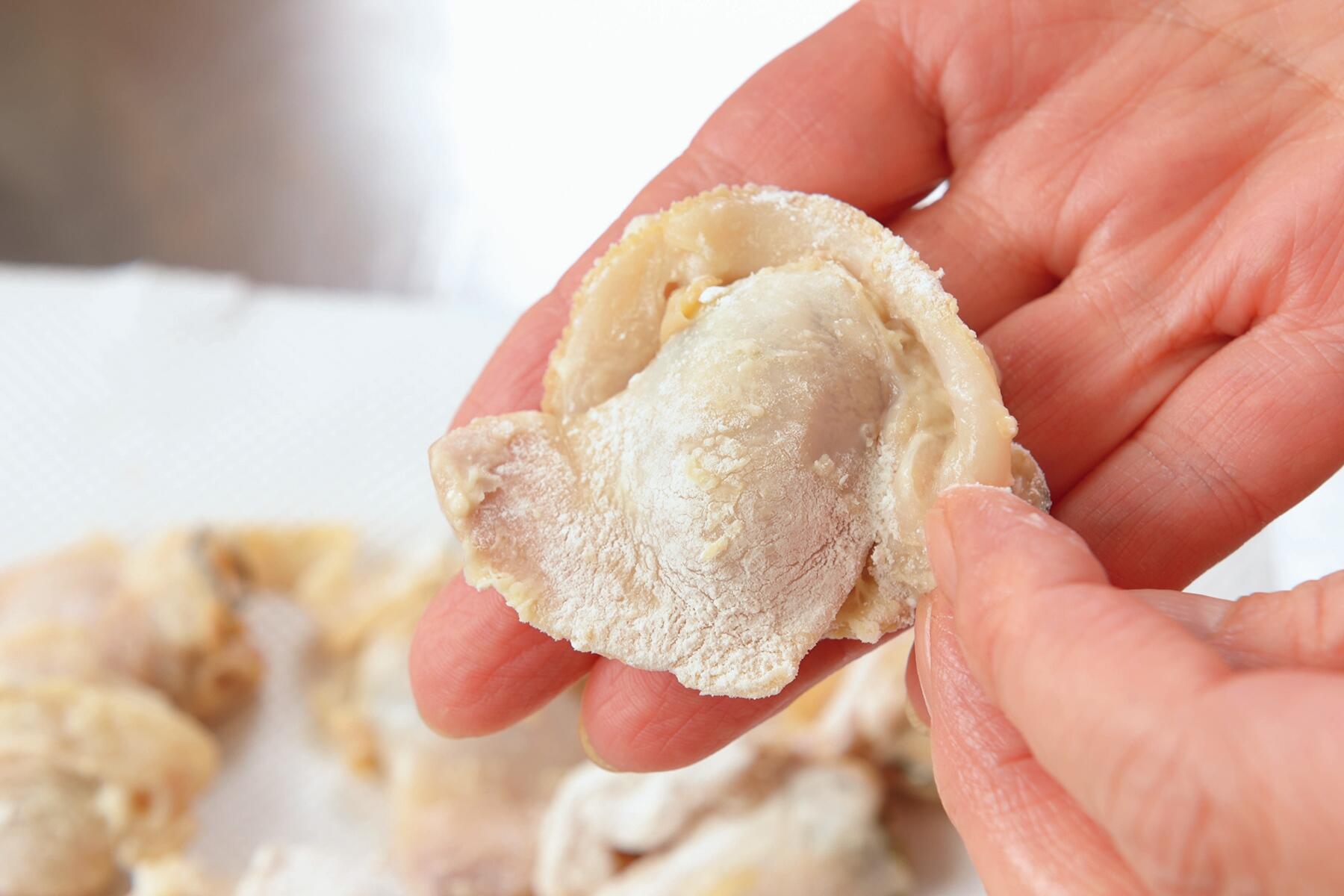 薄力粉をまぶす