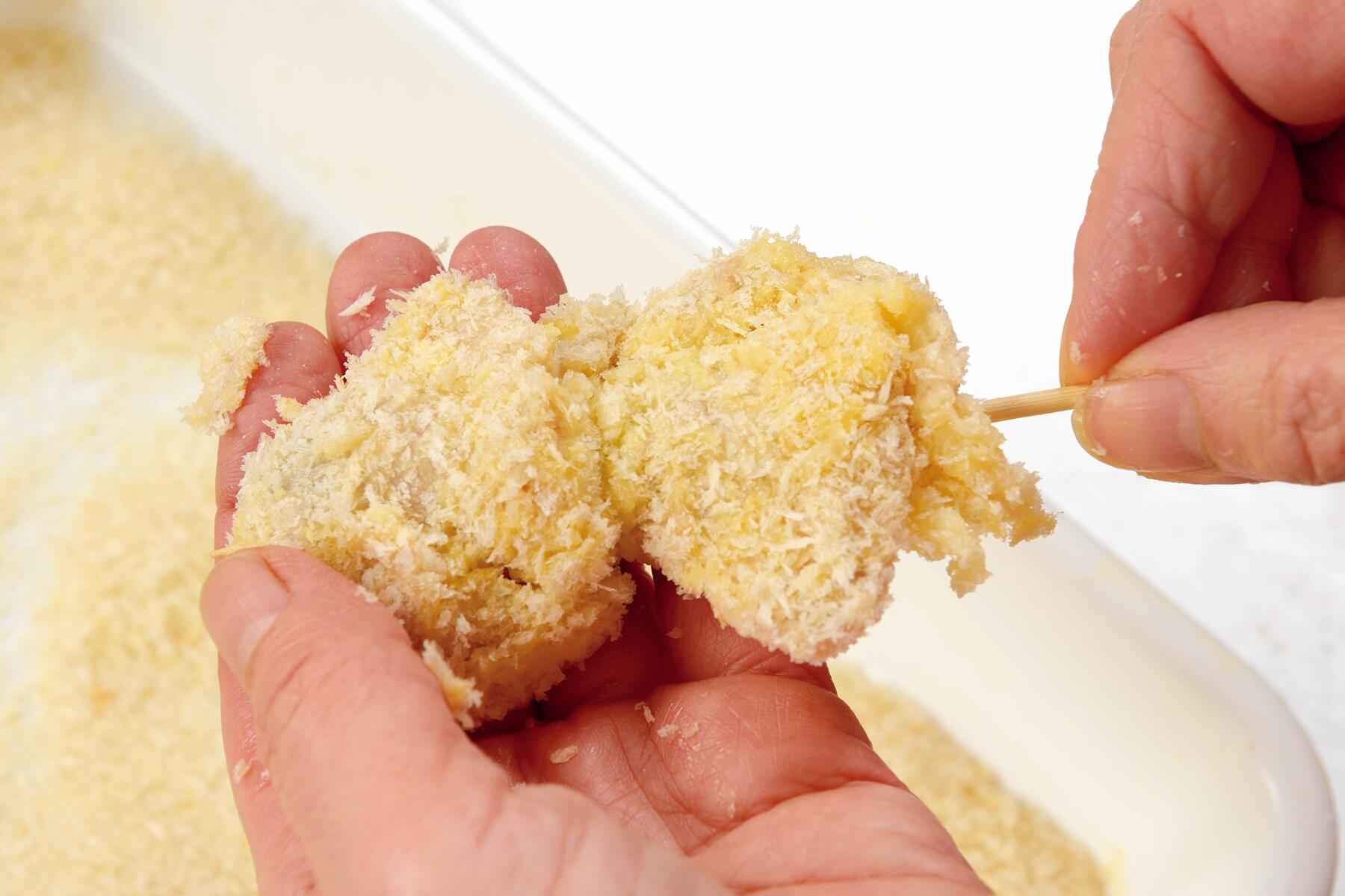 衣をつけて揚げる