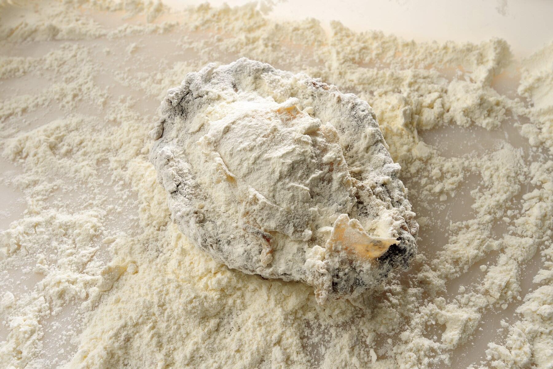 衣をつけて高温で揚げる