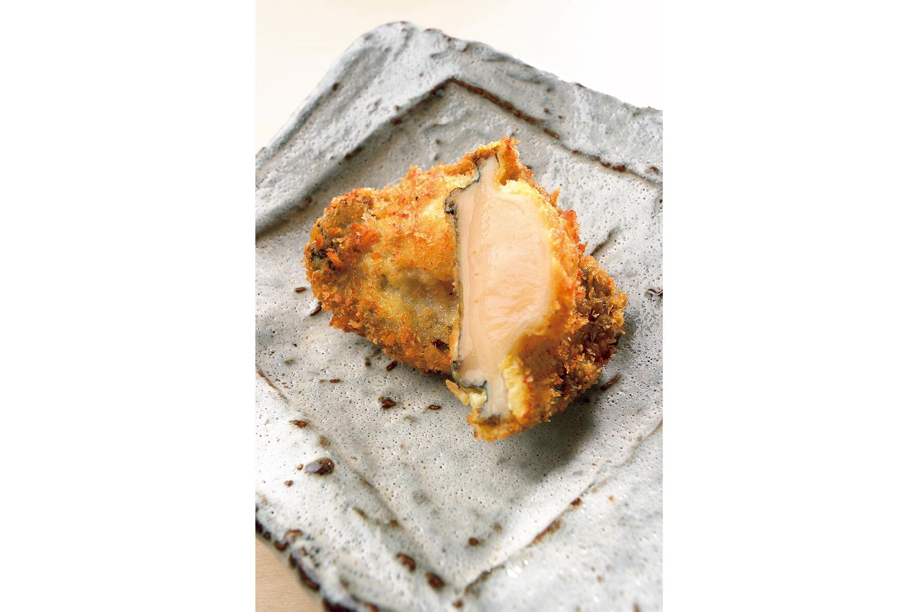 衣をつけて高温で揚げる