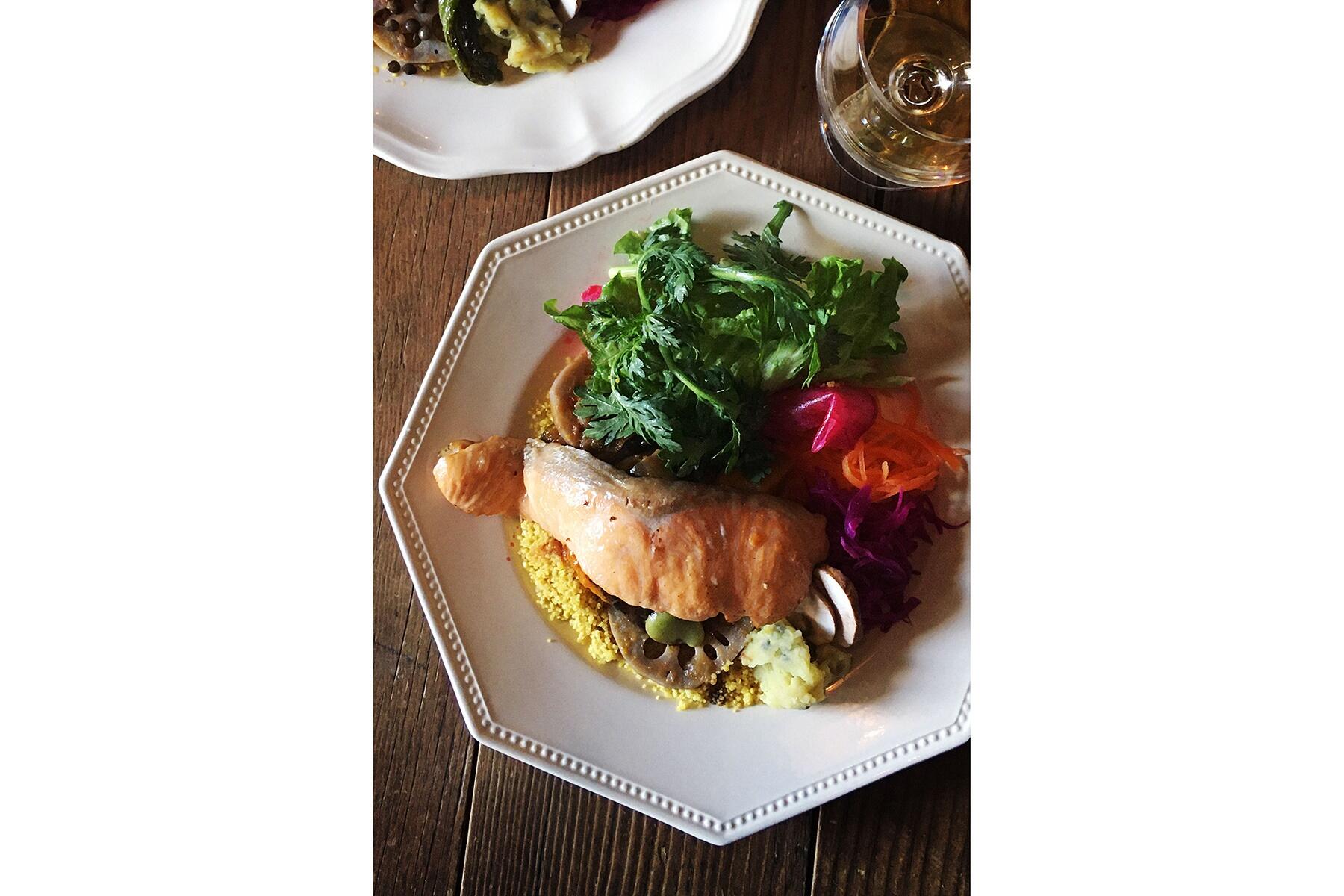 東京・池ノ上「cibot（チボ）」の自家薫製サーモンとクスクス カポナータ添え