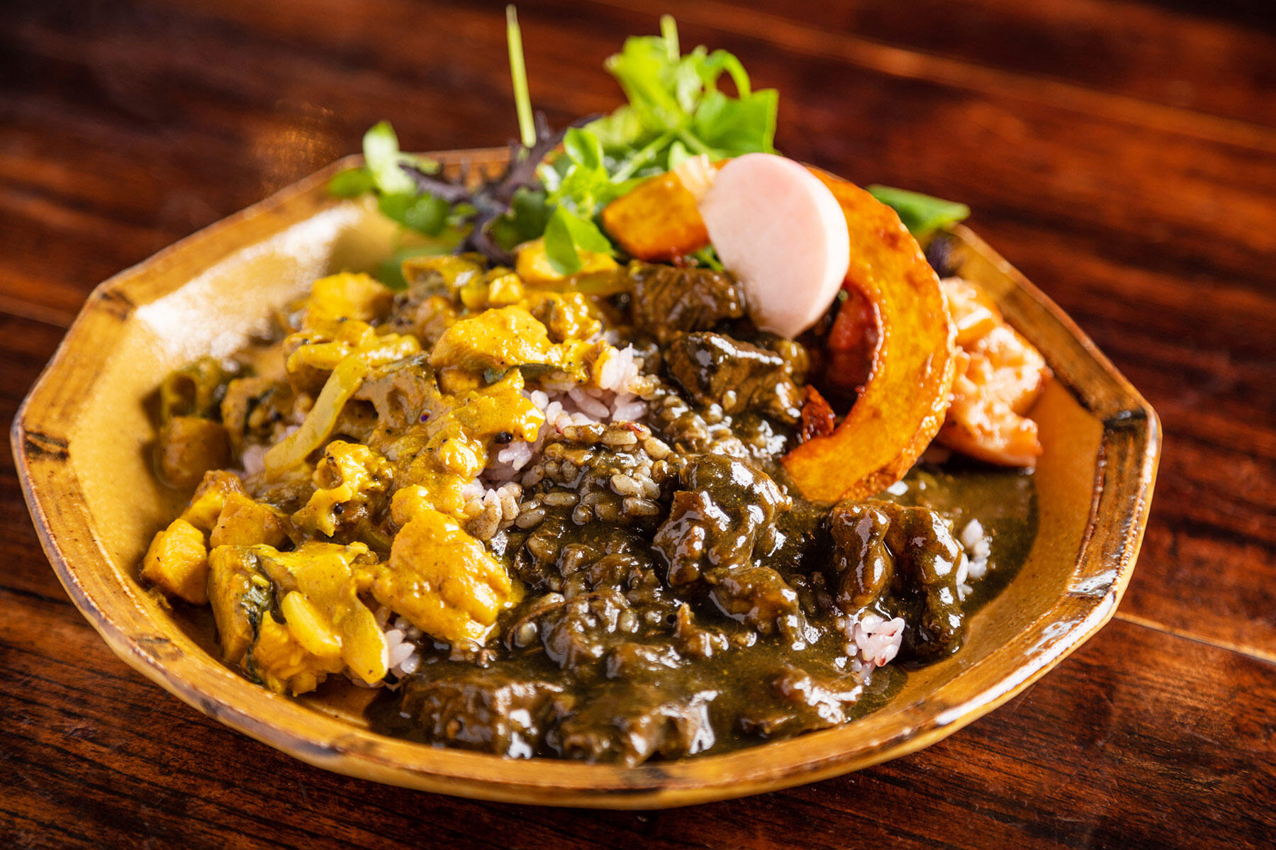 兵庫・淡路「食のわ」の淡路牛すじ肉と玉葱の麻炭黒カレー