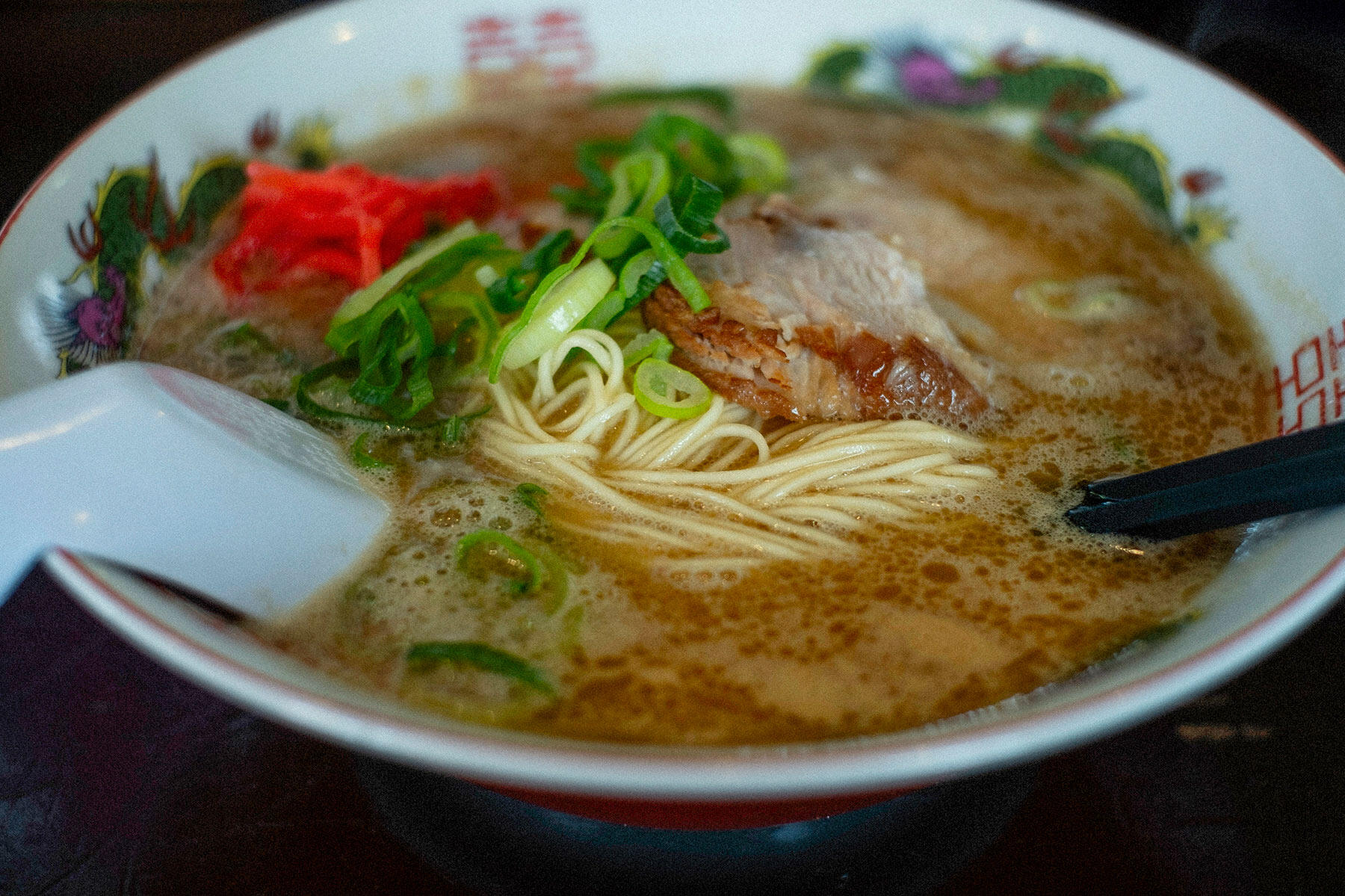 福岡・酒殿「天龍」のとんこつラーメン