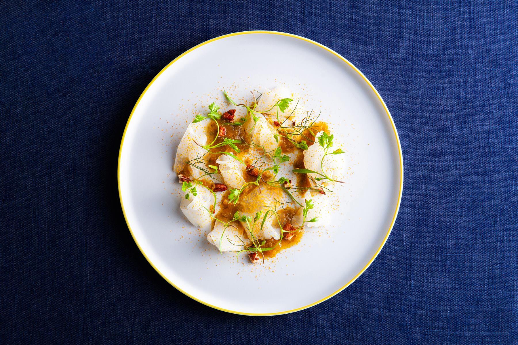 東京・代官山「Abysse（アビス）」の剣先いか 夏みかん ヘーゼルナッツ