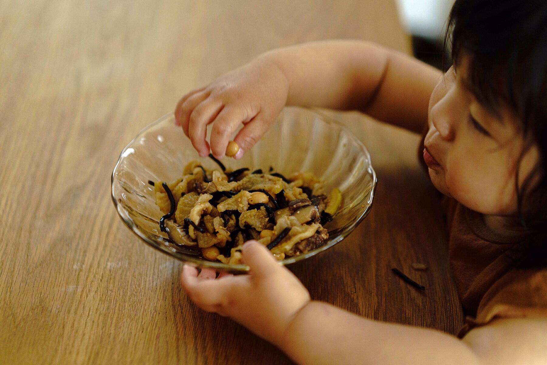 小鉢に手を伸ばす子ども