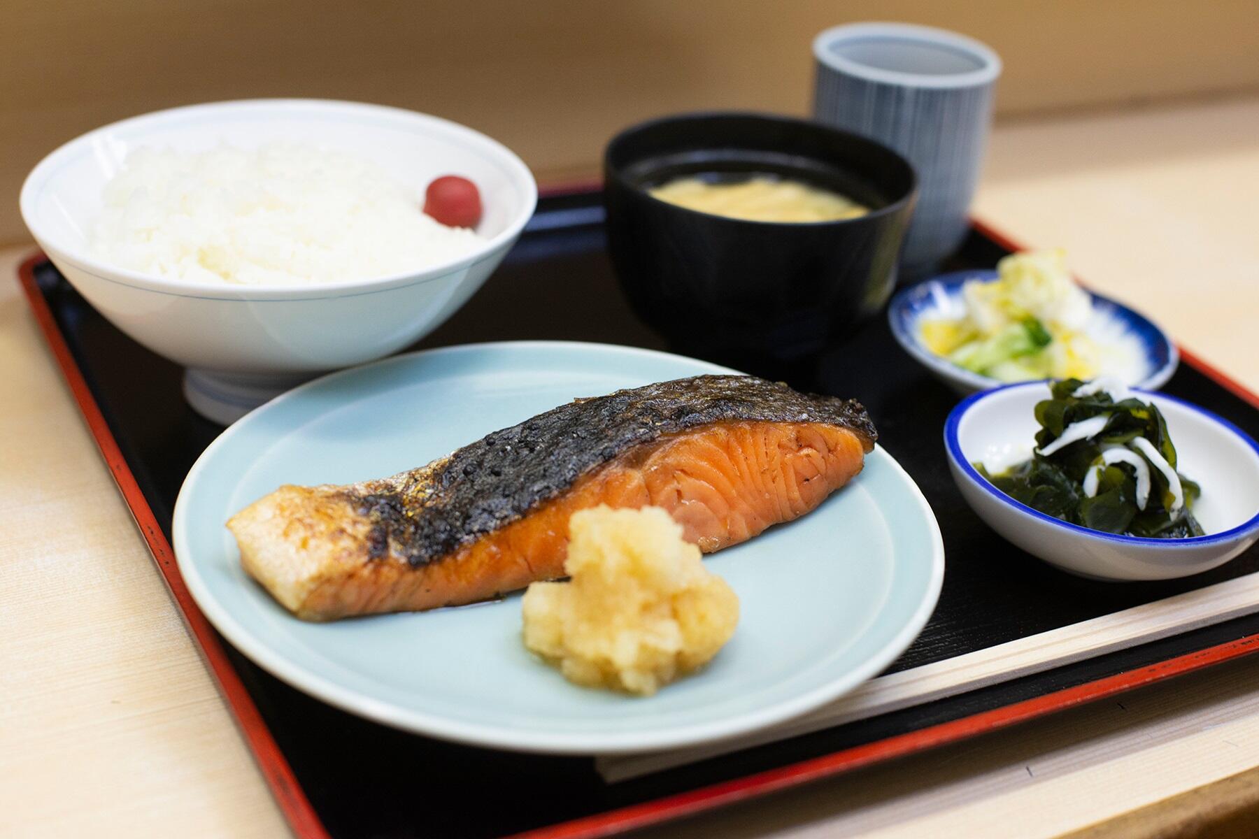 東京・築地「魚竹」の鮭定食