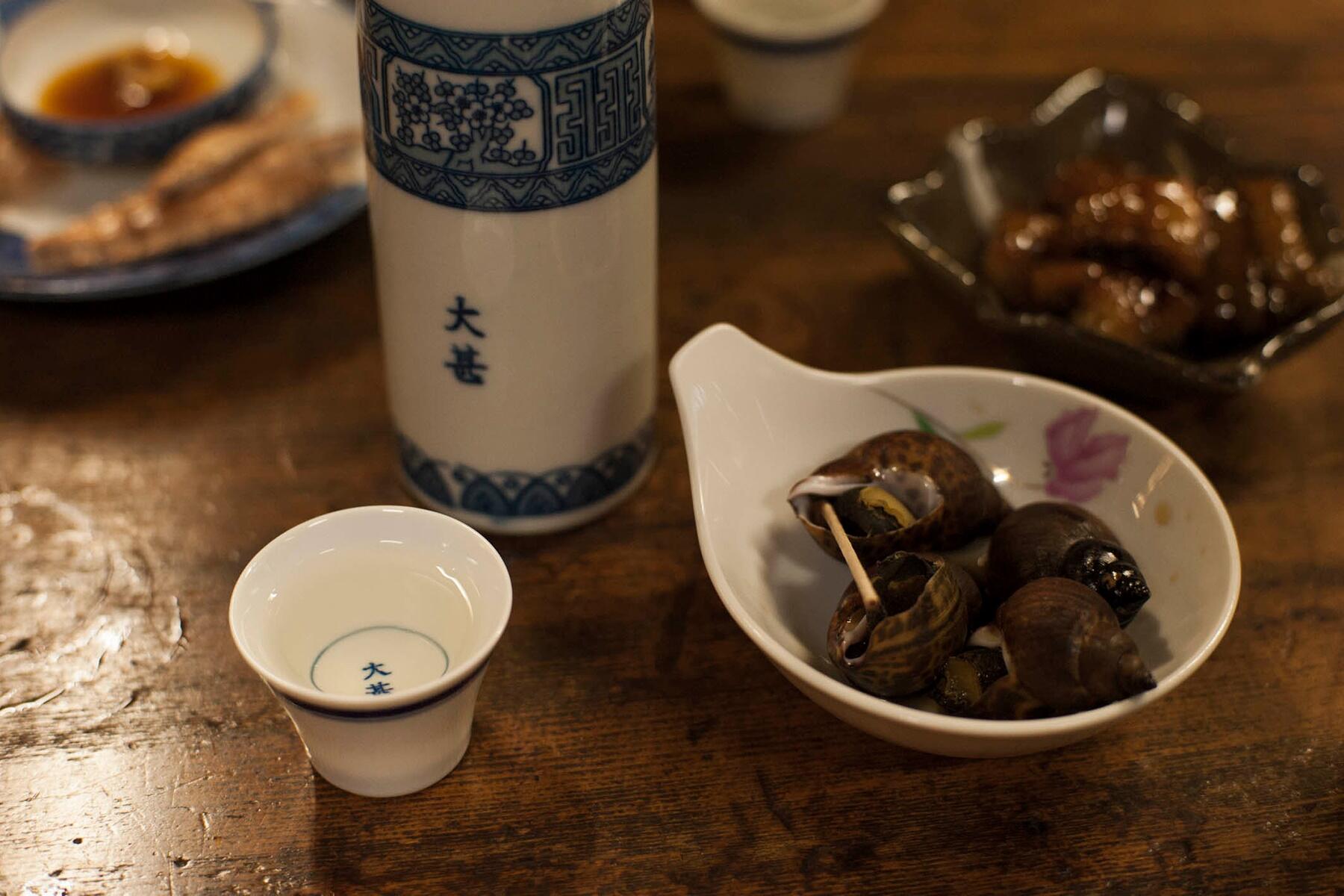 名古屋・伏見「大甚」の樽酒と小鉢