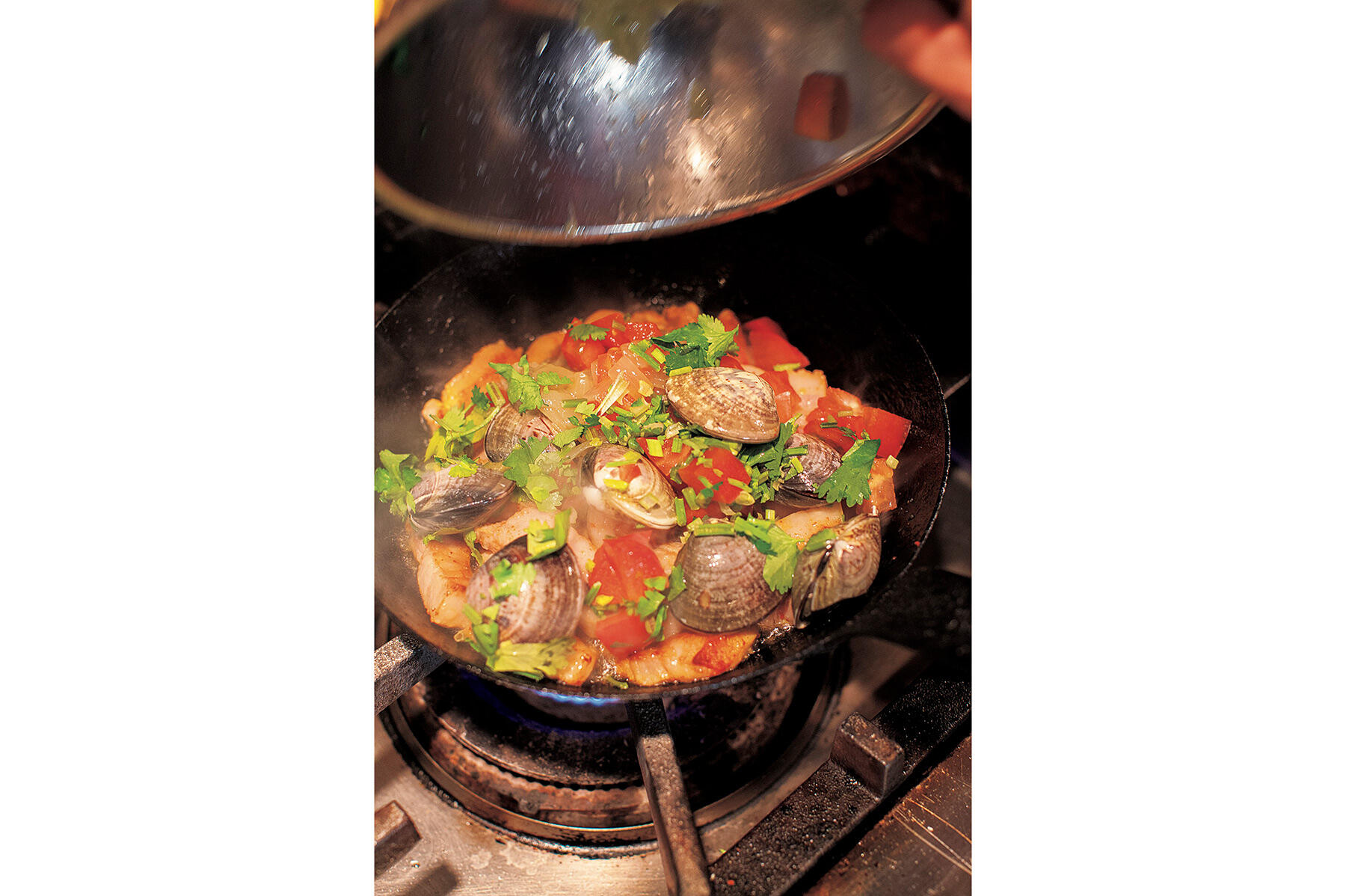 豚肉とアサリを炒める