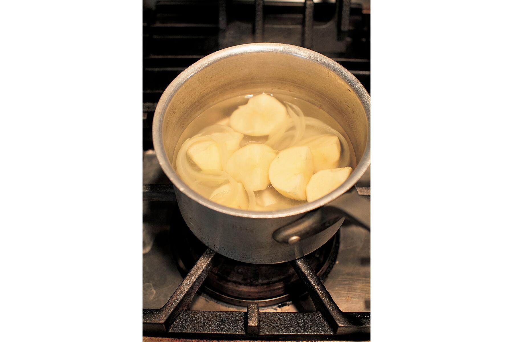 玉ねぎとじゃがいもをゆでる