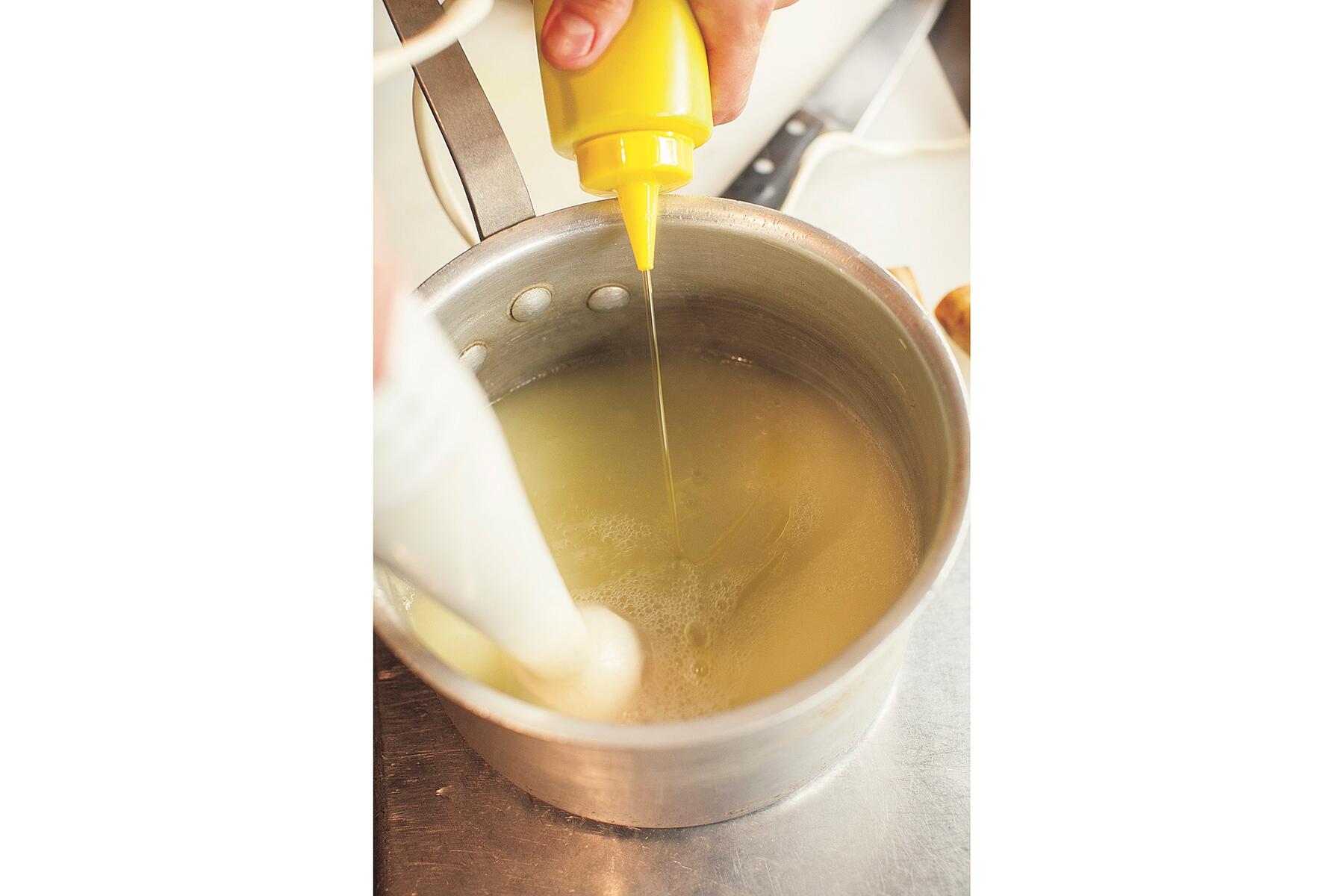 オリーブオイルを加える