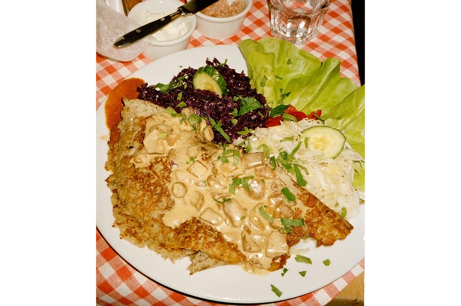 ポーランド・ワルシャワ「U Szwejka 」のポテトパンケーキ マッシュルームのクリームソース添え