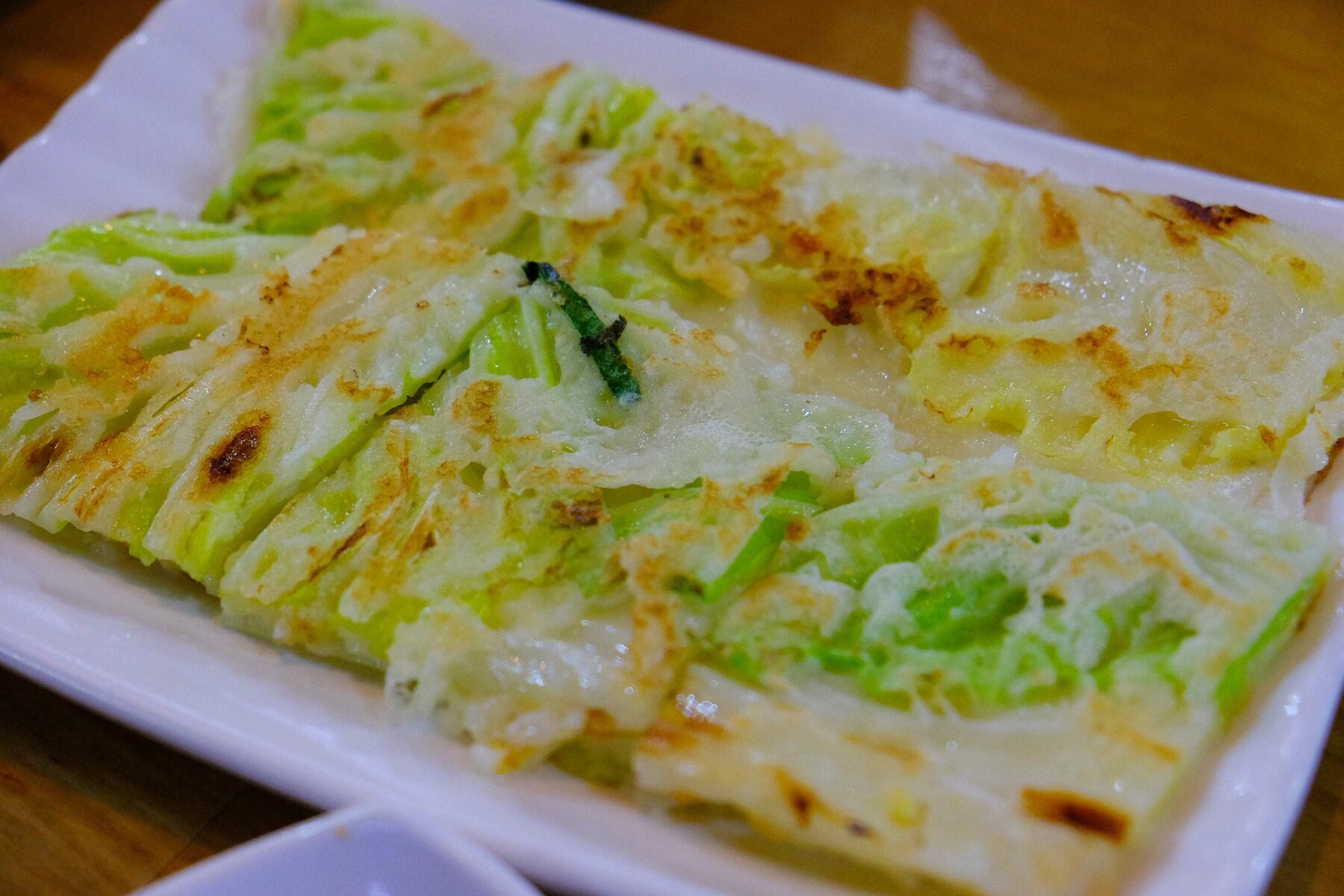 韓国・ソウル 京東市場「安東チッ」の白菜チヂミ