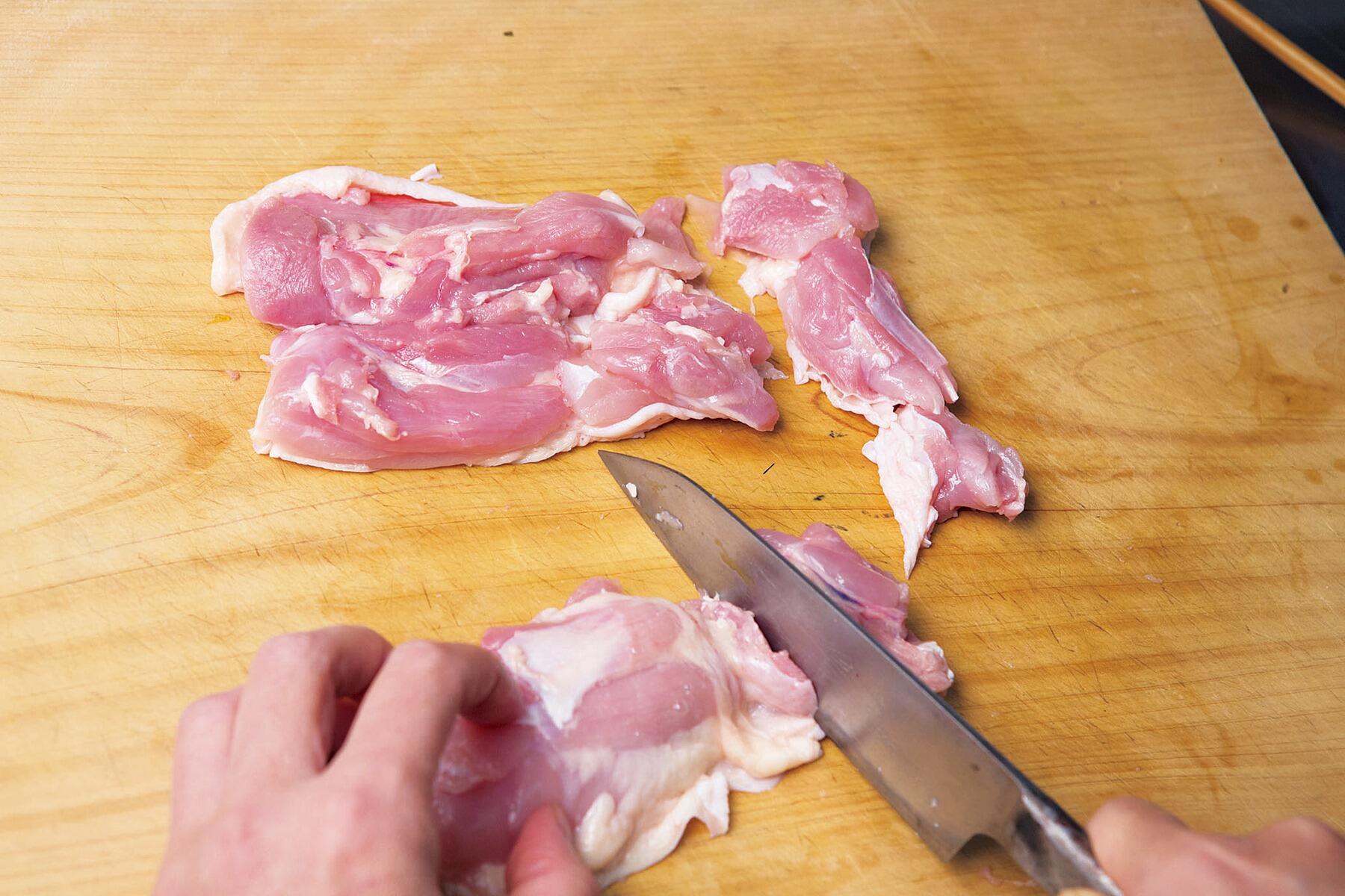 もも肉をカットする