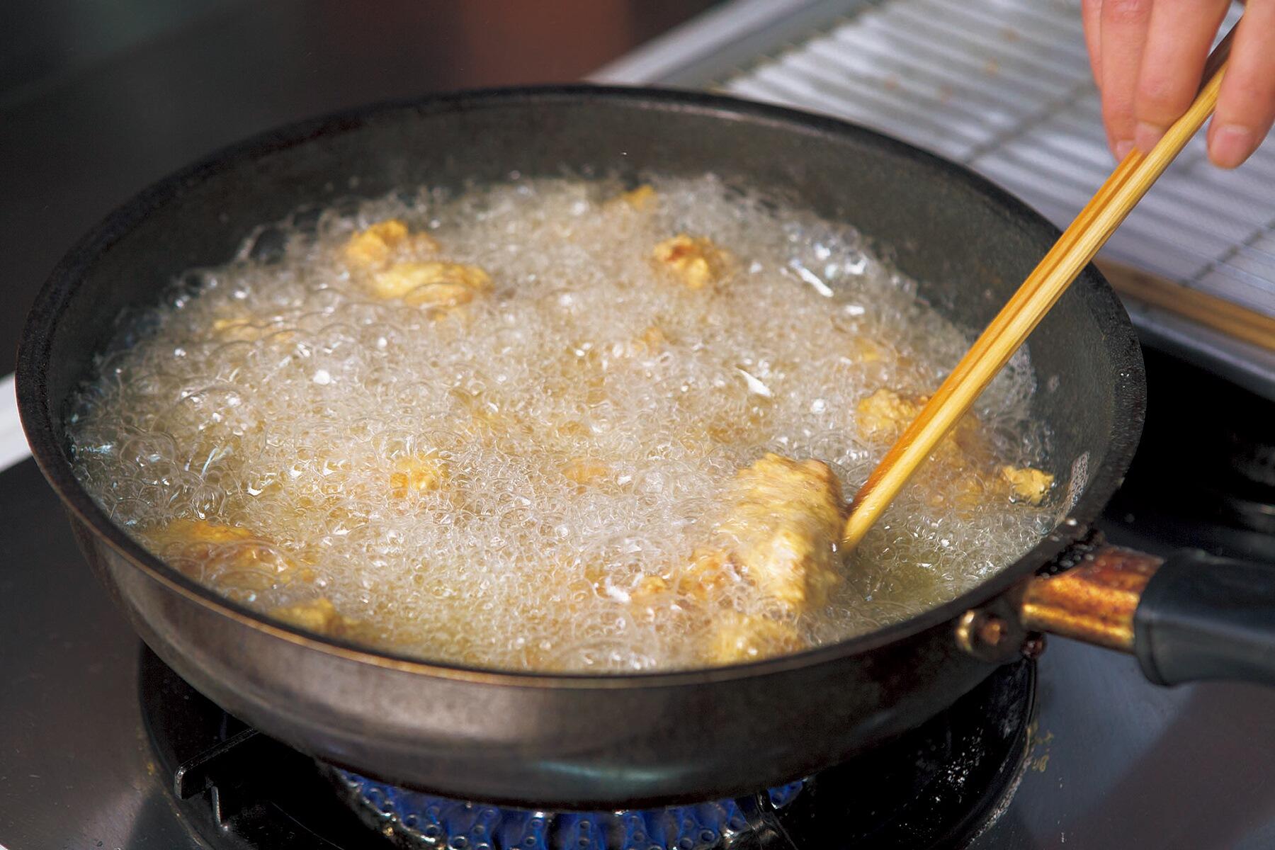 煮る様に揚げる