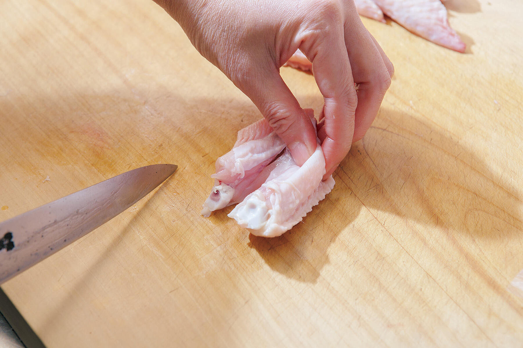 手羽をカットする