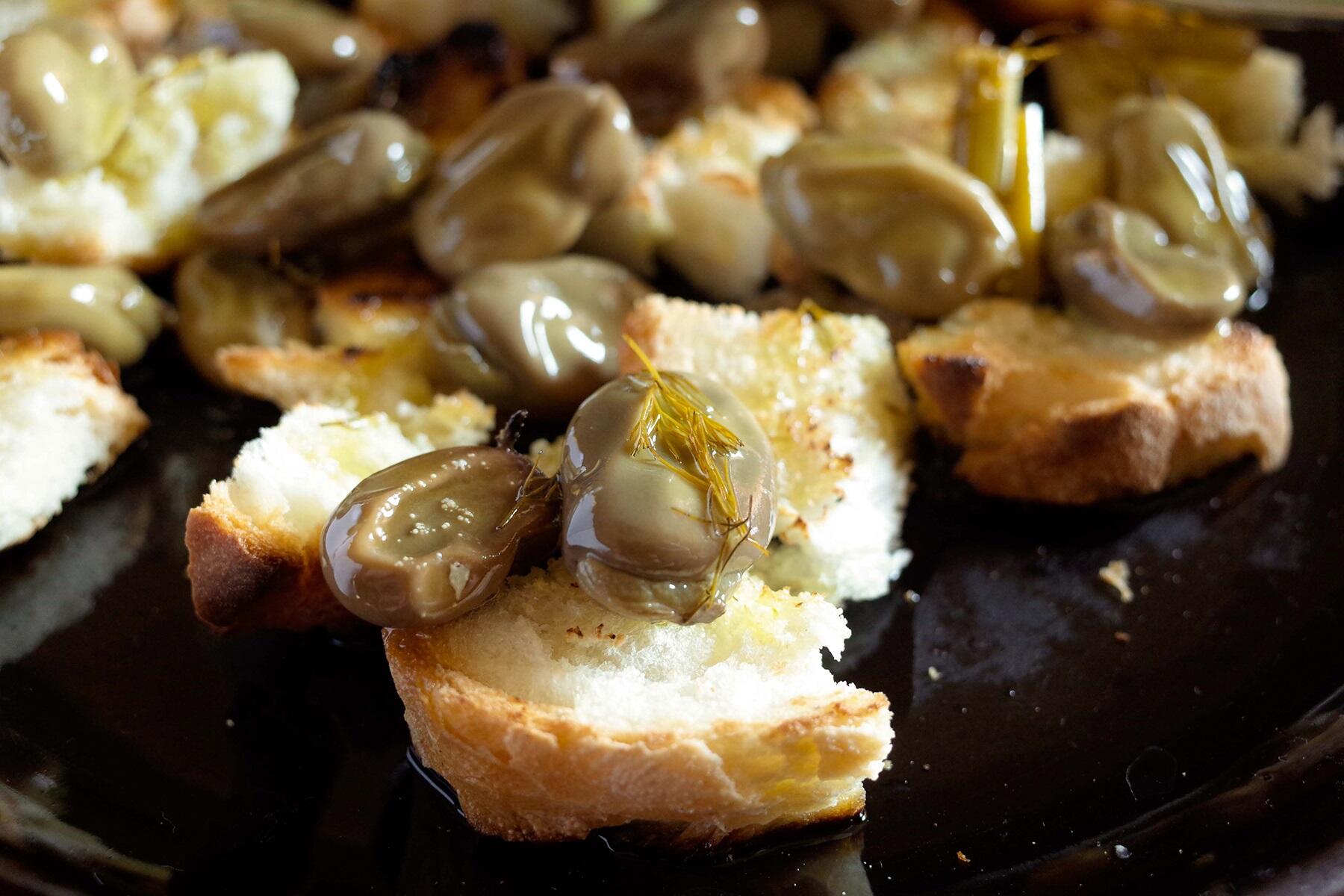 イタリア・マルケ「Ristorante La Graticola」のファーベ・ディ・フラッテローザのハーブオイル漬けのブルスケッタ