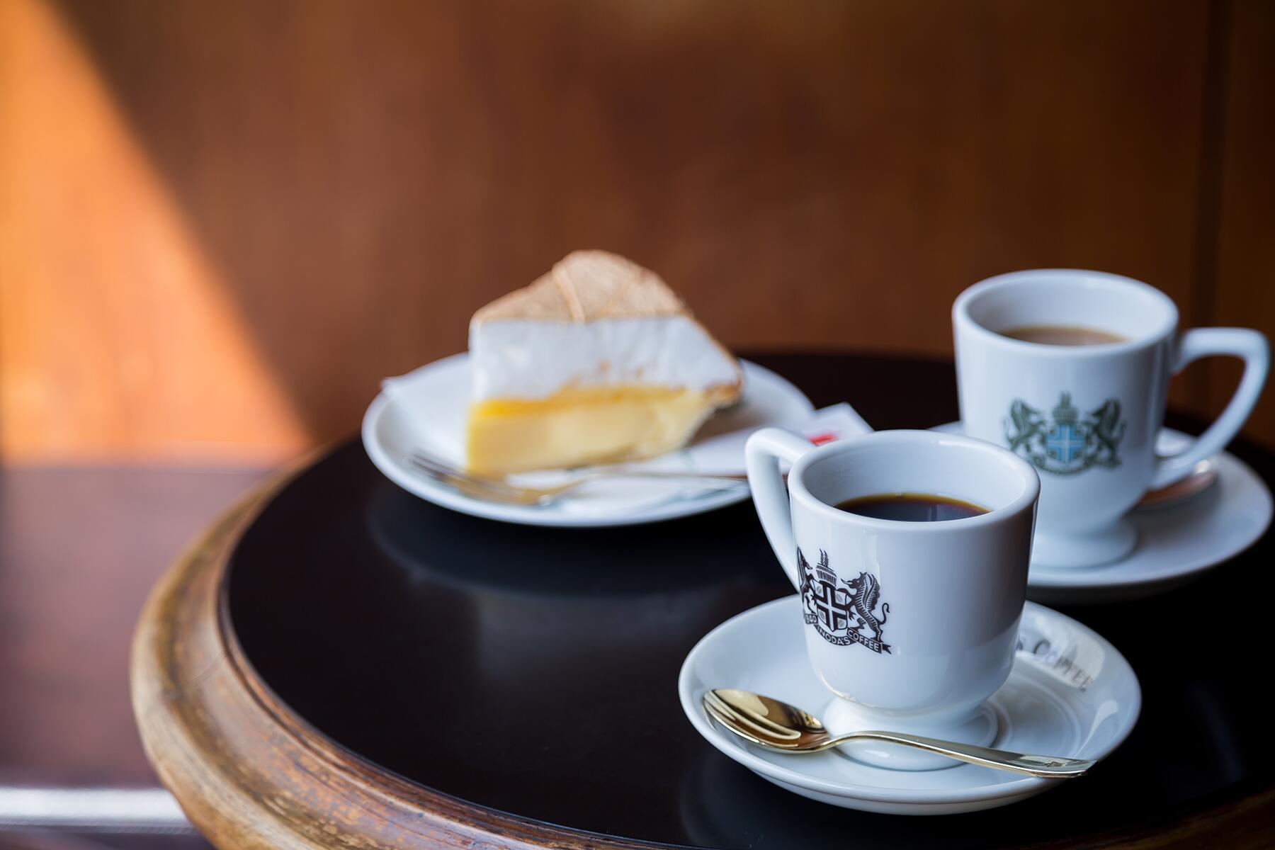 京都・三条「イノダコーヒー三条支店」のコーヒーとレモンパイ