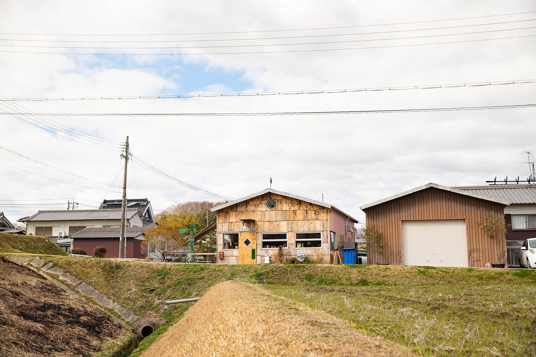 兵庫・神戸「ダコタ ラスティック テーブル」のプレーンハンバーガー