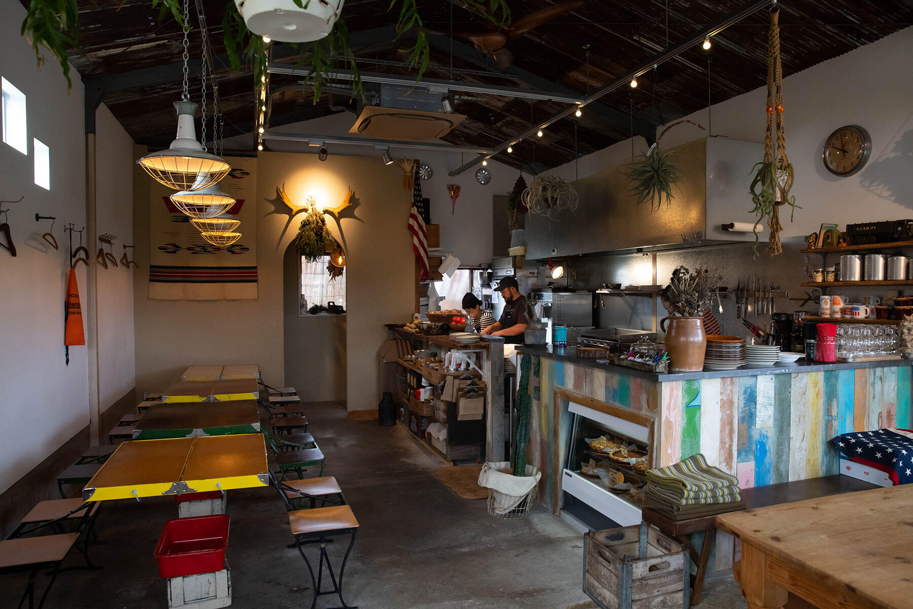 兵庫・神戸「ダコタ ラスティック テーブル」のプレーンハンバーガー