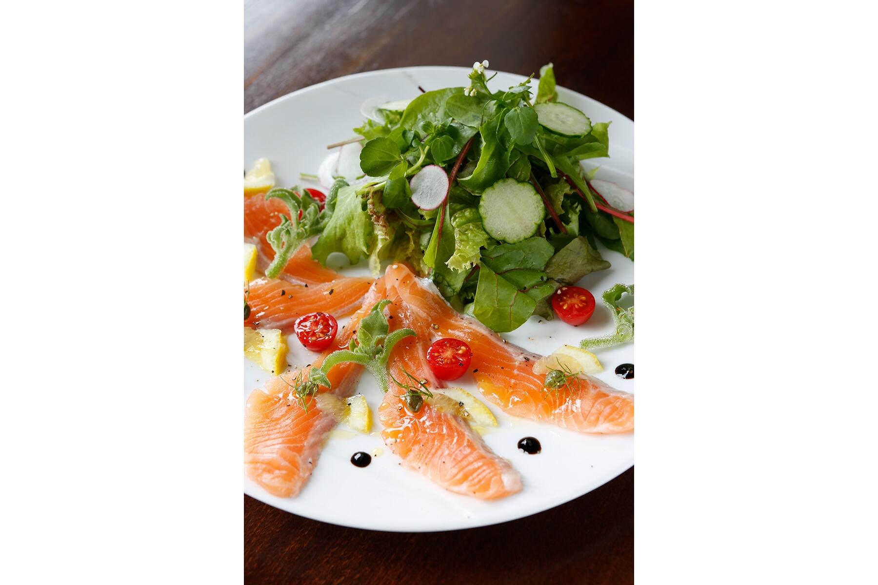 山梨・勝沼「ビストロ・ミルプランタン」の甲斐サーモンのサラダ マリネ仕立て