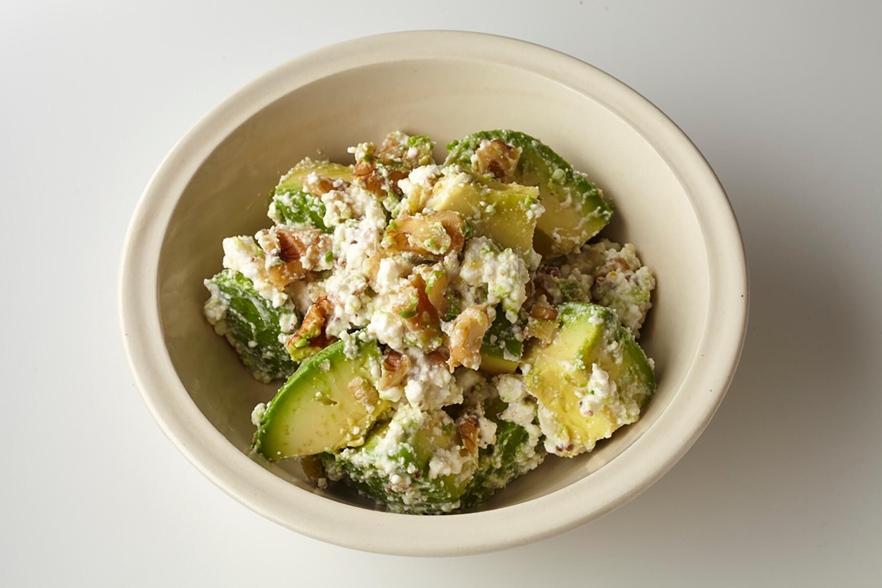 カッテージチーズとアボカドのクルミ和え
