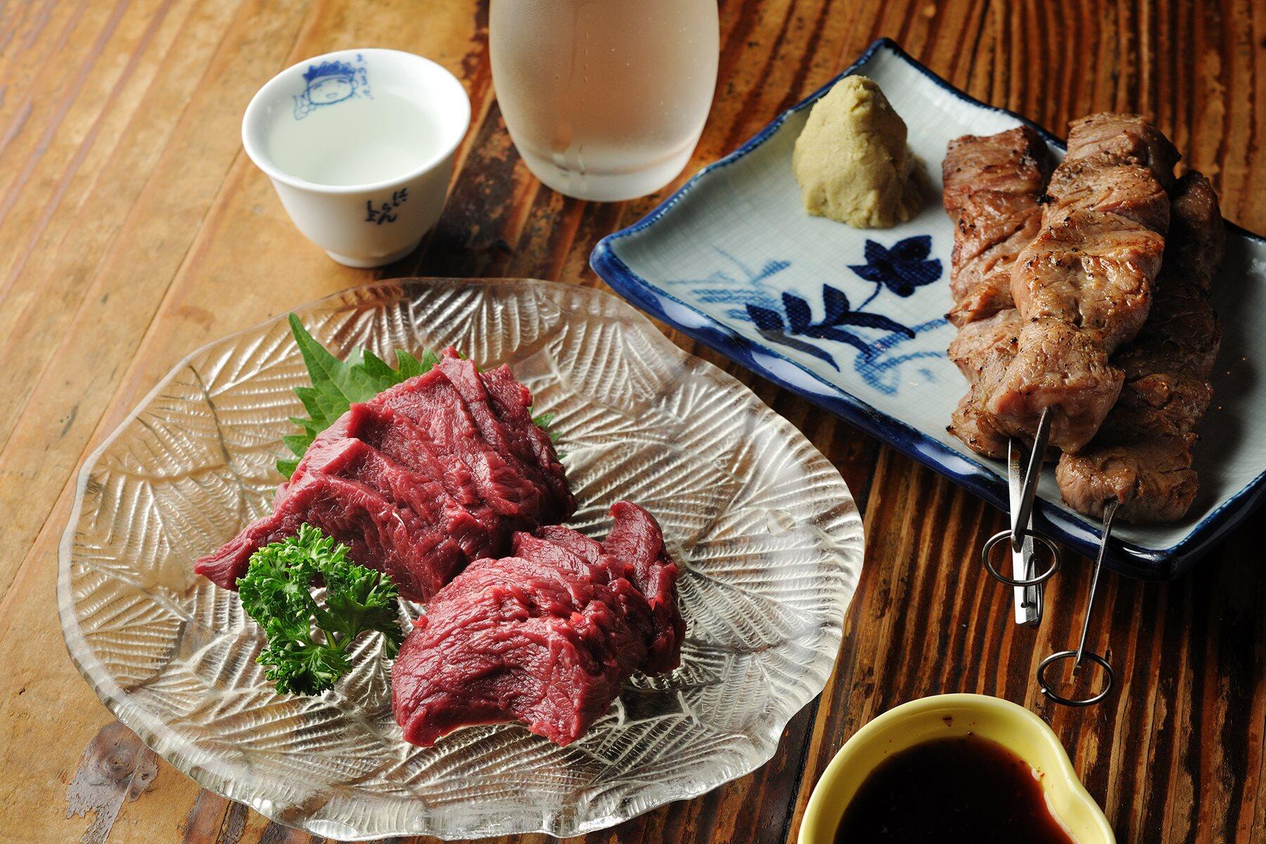 福島・会津若松「盃爛処」の馬サシと馬ハラミ串