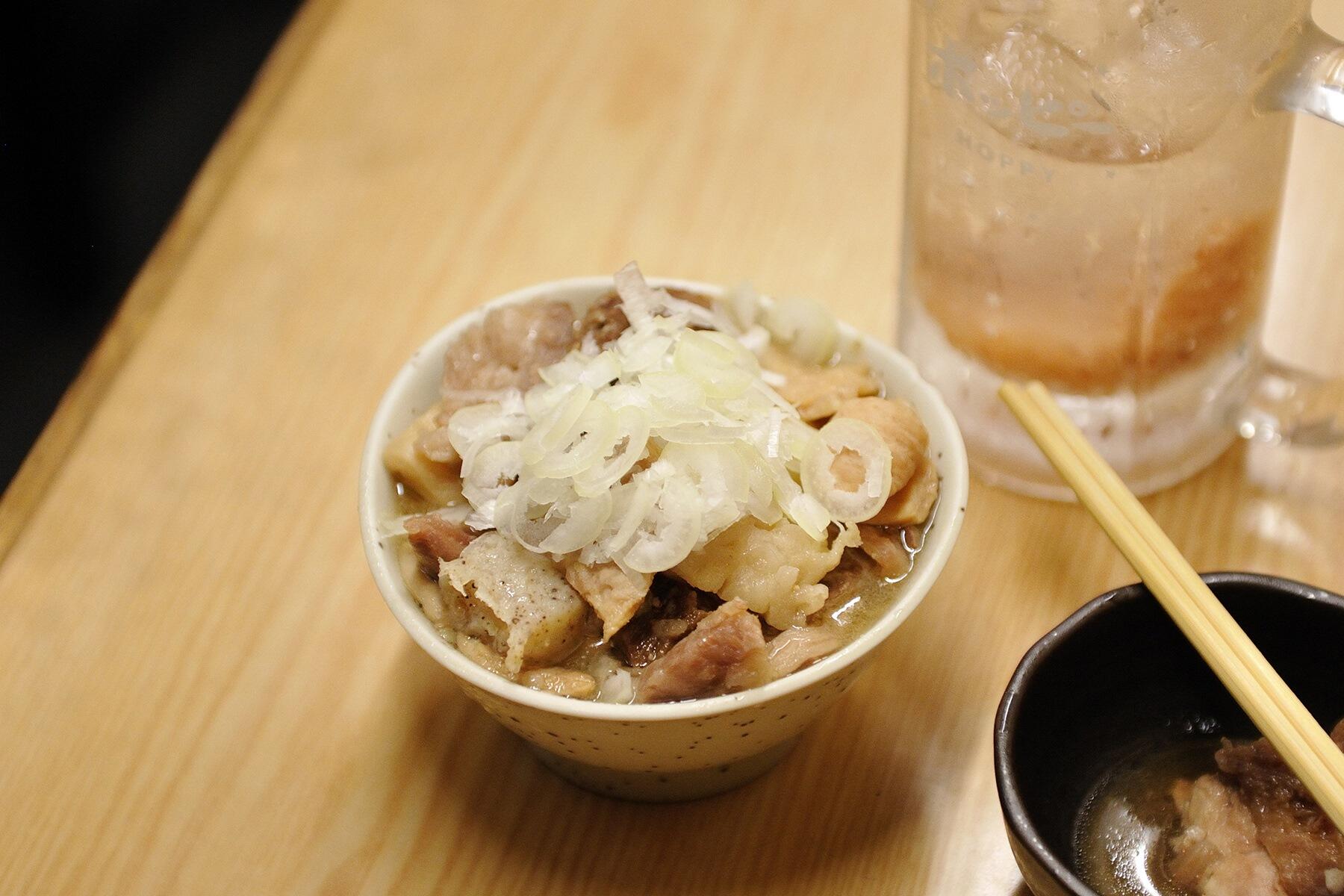 東京・下馬「はがくれ」の煮込みともつ焼き