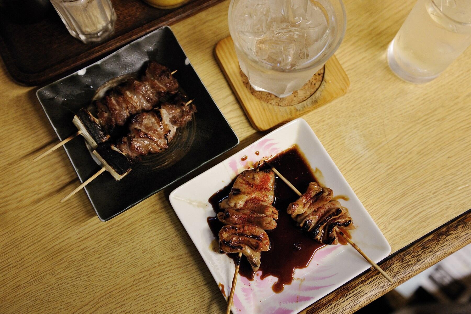 東京・下馬「はがくれ」の煮込みともつ焼き