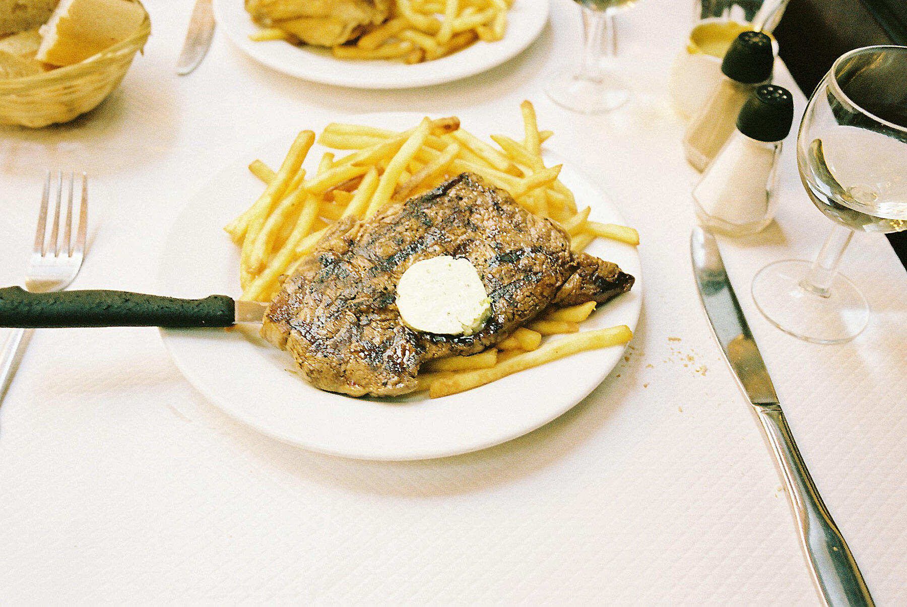 フランス・パリの食堂のステーキ