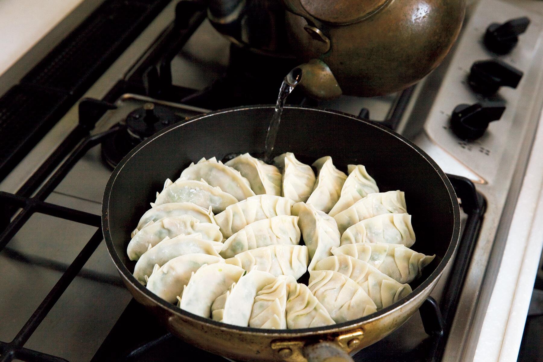 餃子を焼く