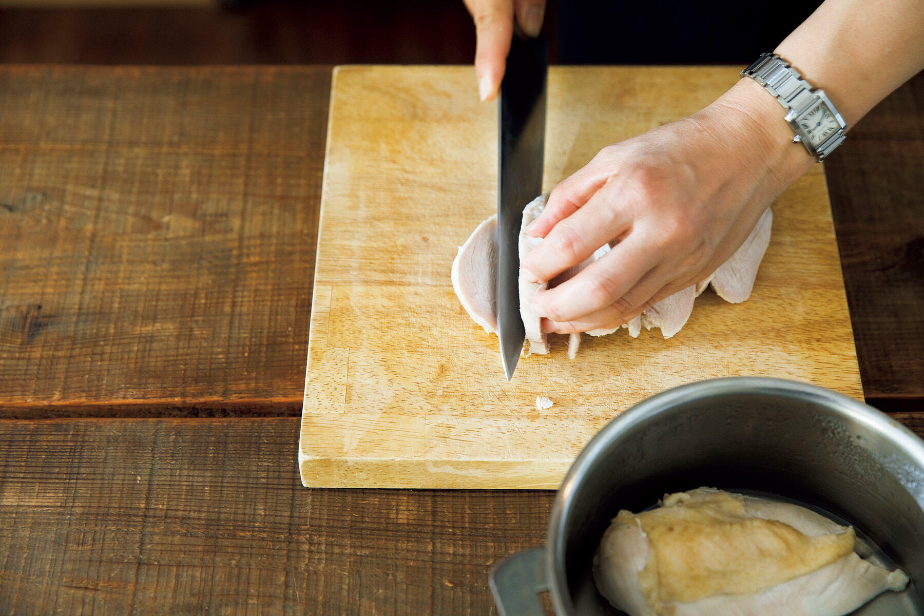 鶏肉をスライスする