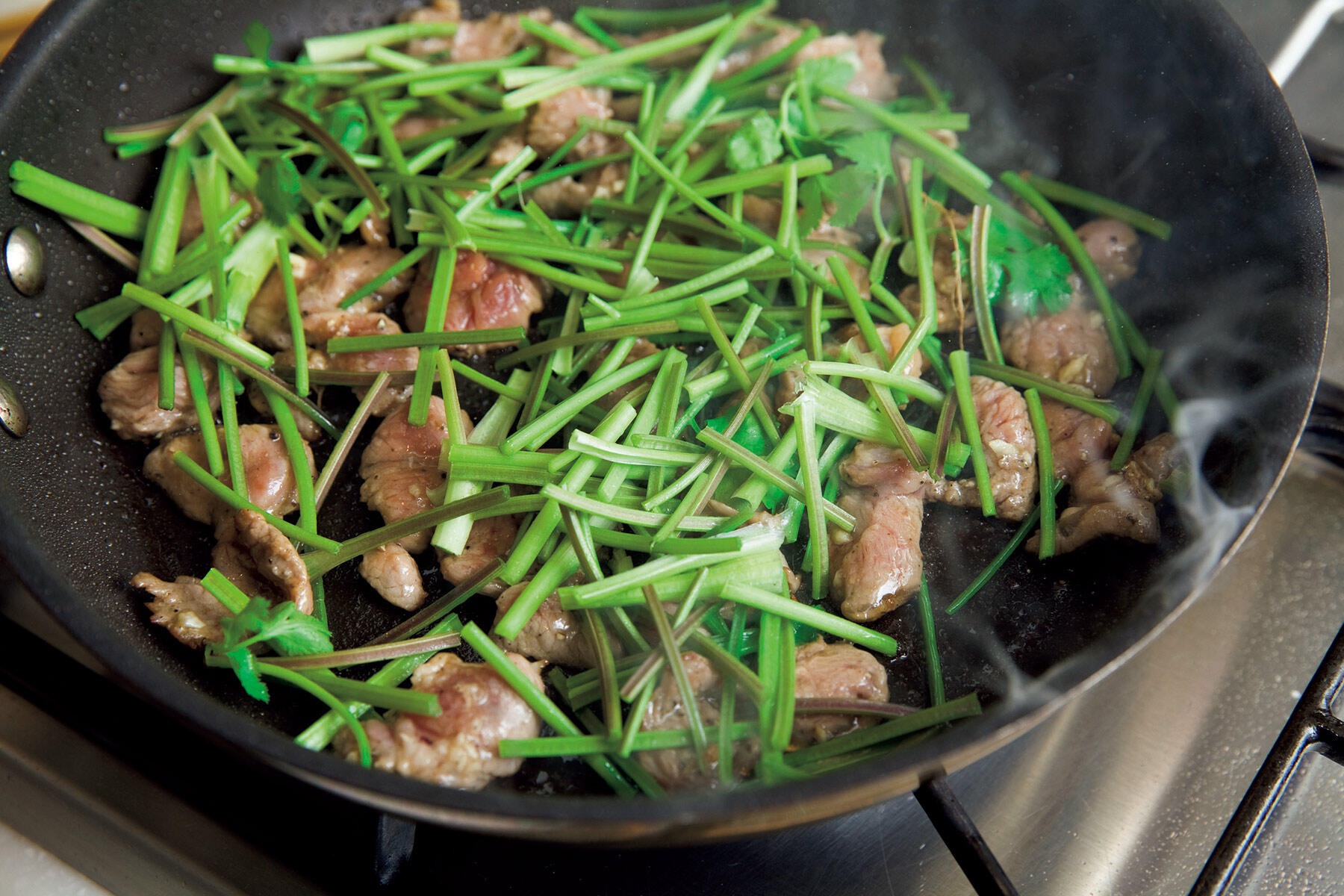 材料を炒め合わせる