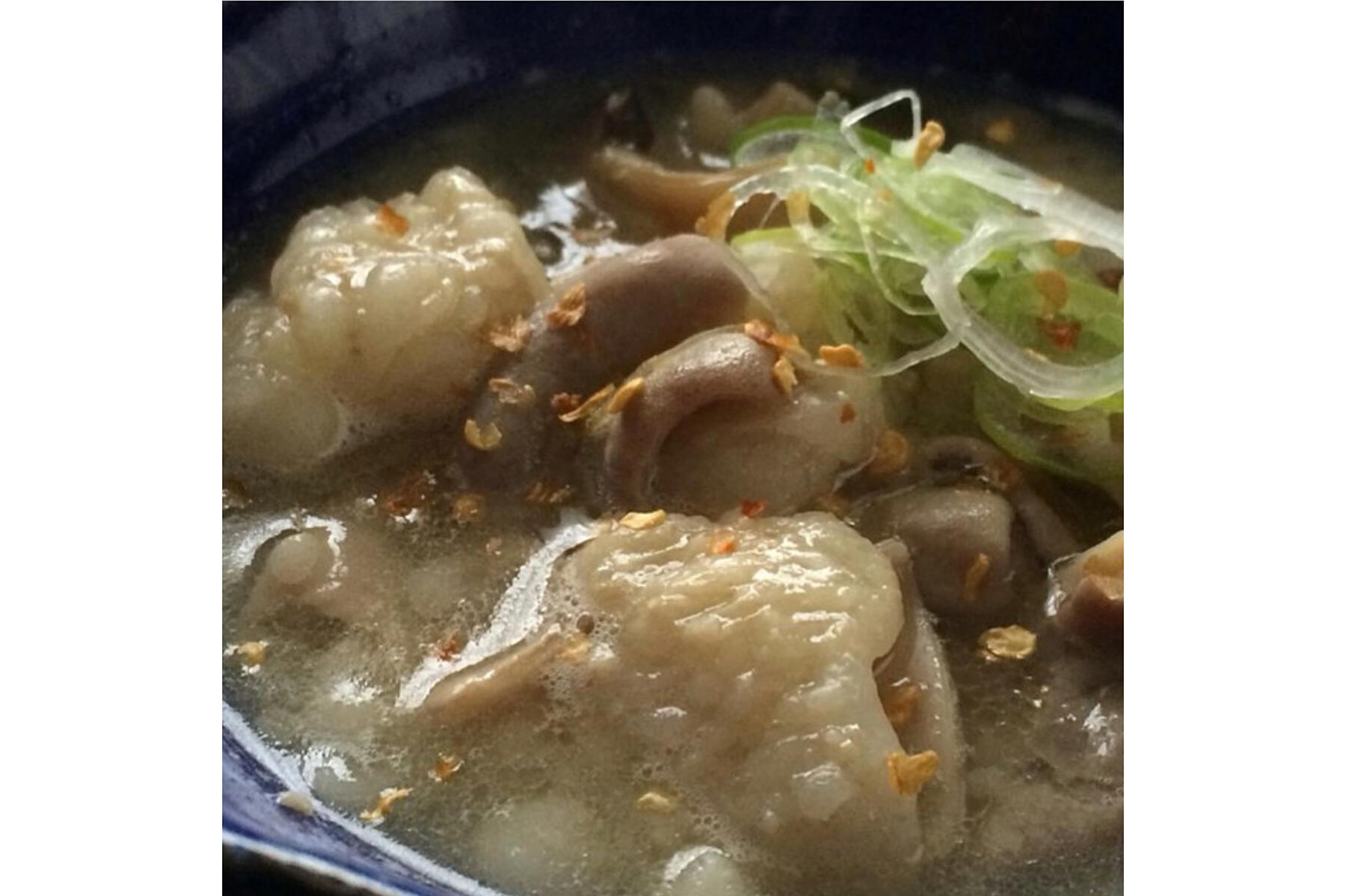 東京・大鳥居「串焼き処 政次郎」のもつ煮込み