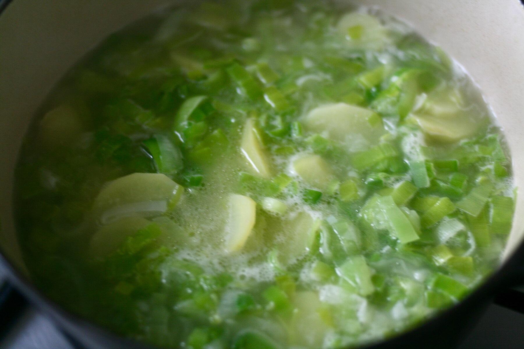 じゃがいもを鍋に入れる