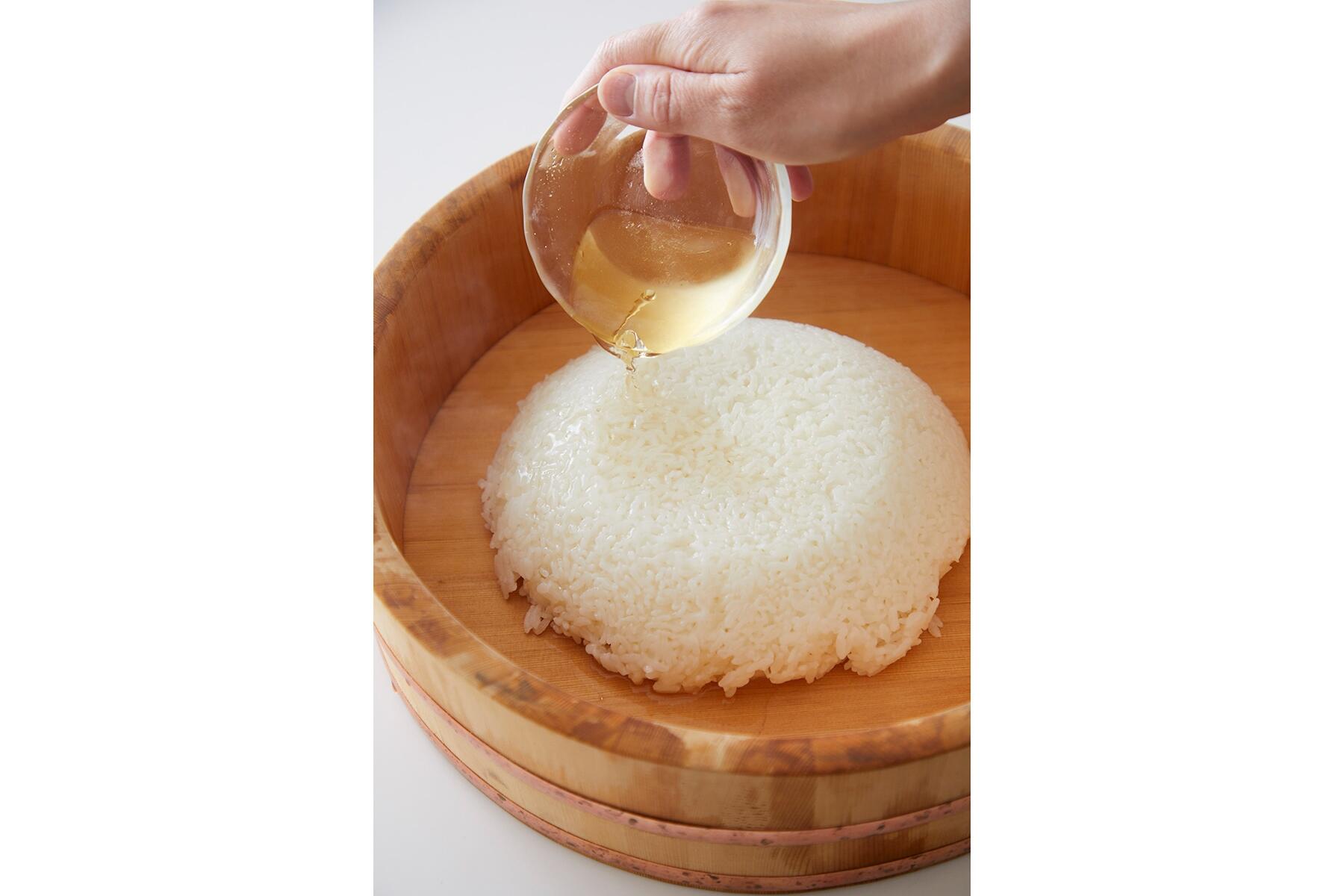 米と酢を混ぜる