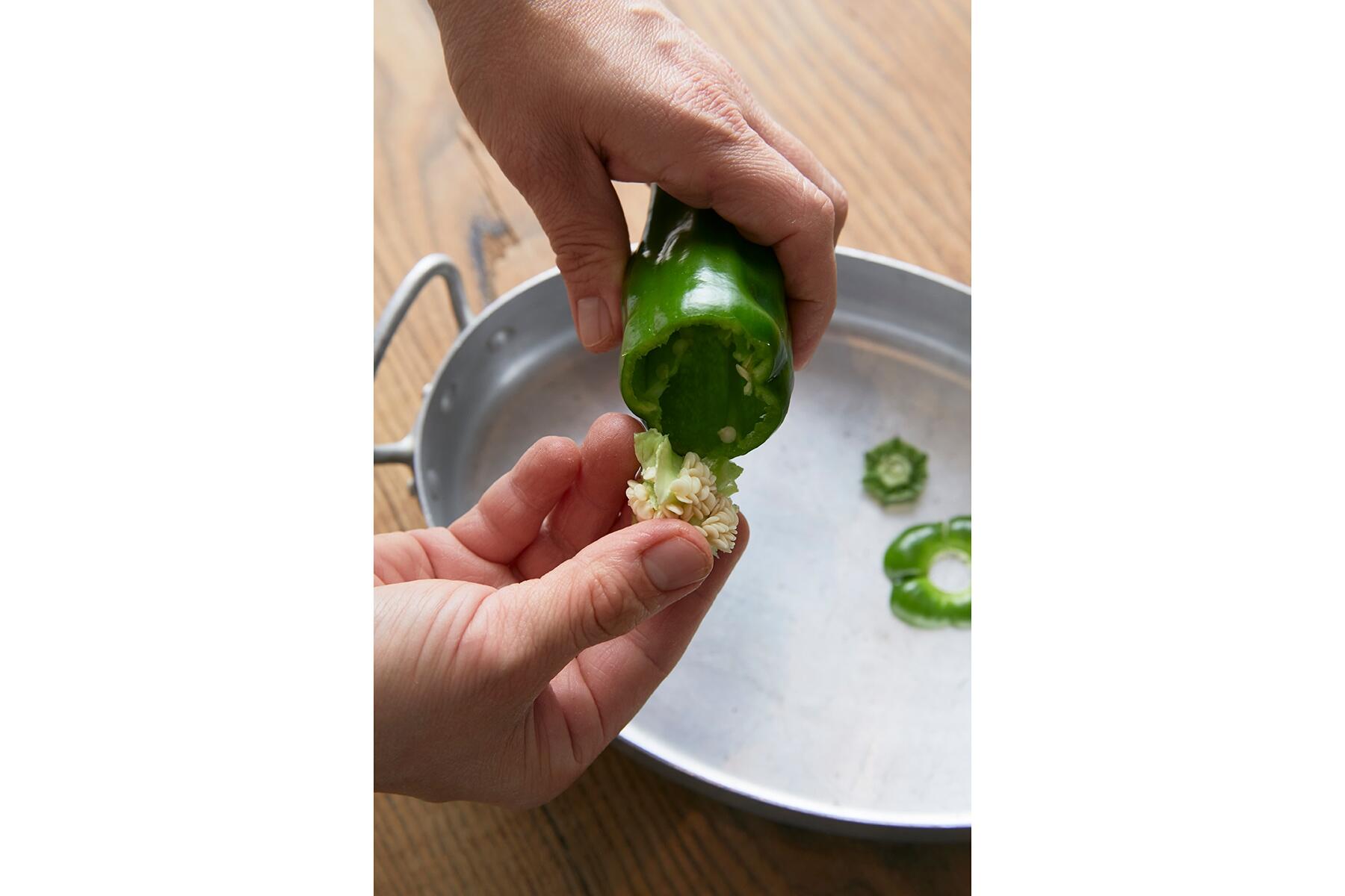 ピーマンの上部を切る