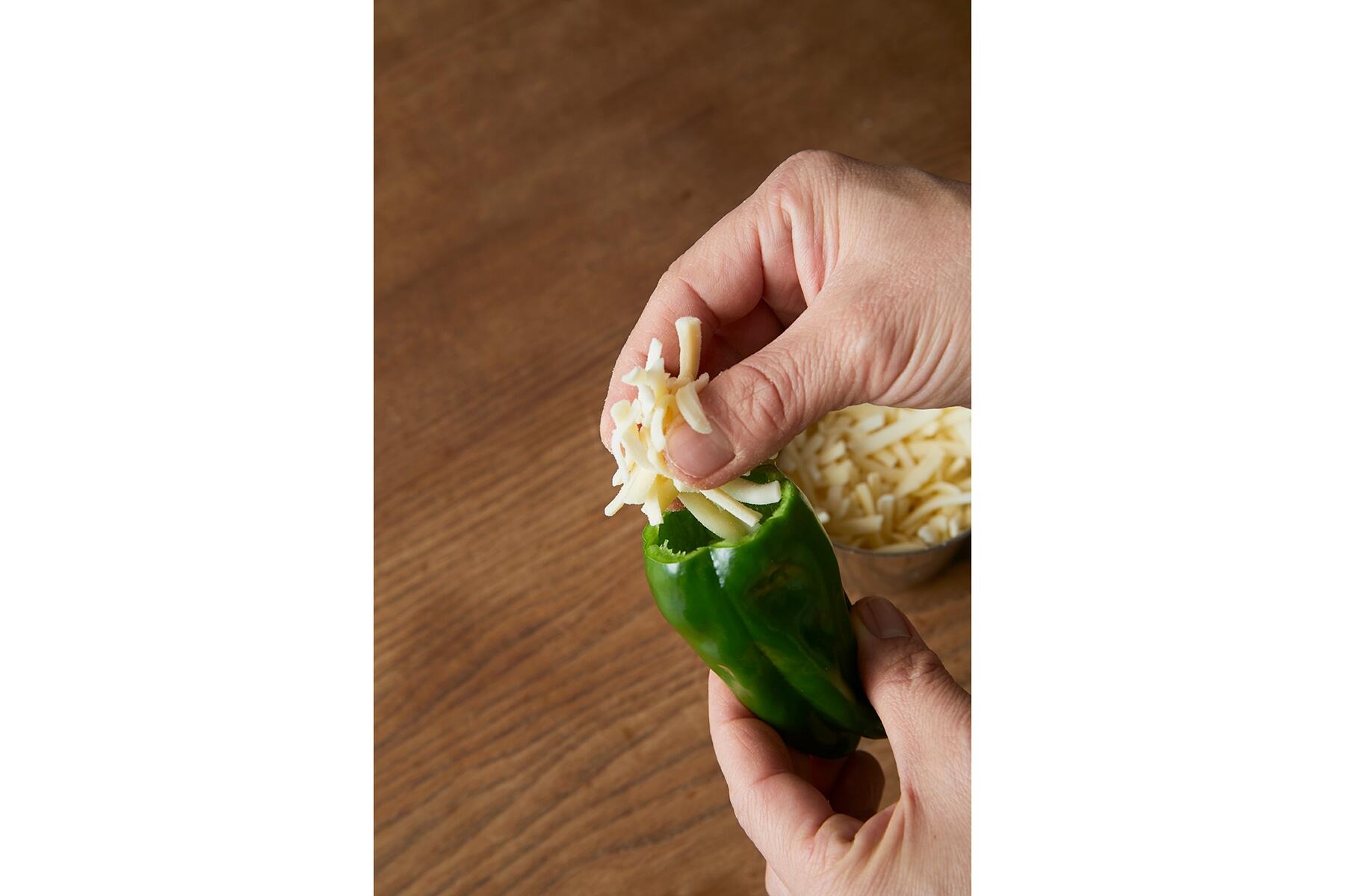 ピーマンにチーズを詰める